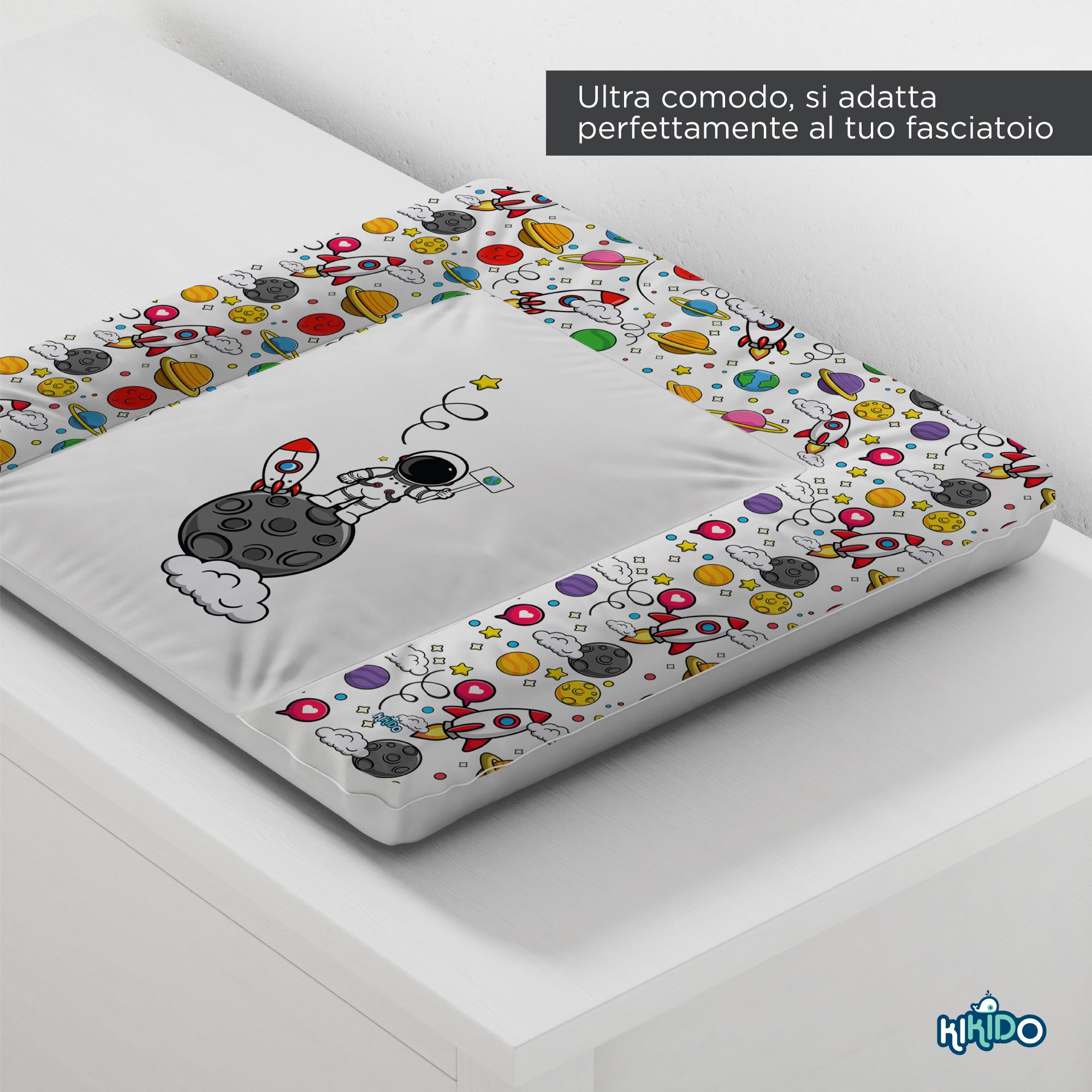 Wickelauflage mit Weltraum-Motiv. Text: Ultra bequem, passt perfekt auf Ihre Wickelkommode. Kikido Logo.