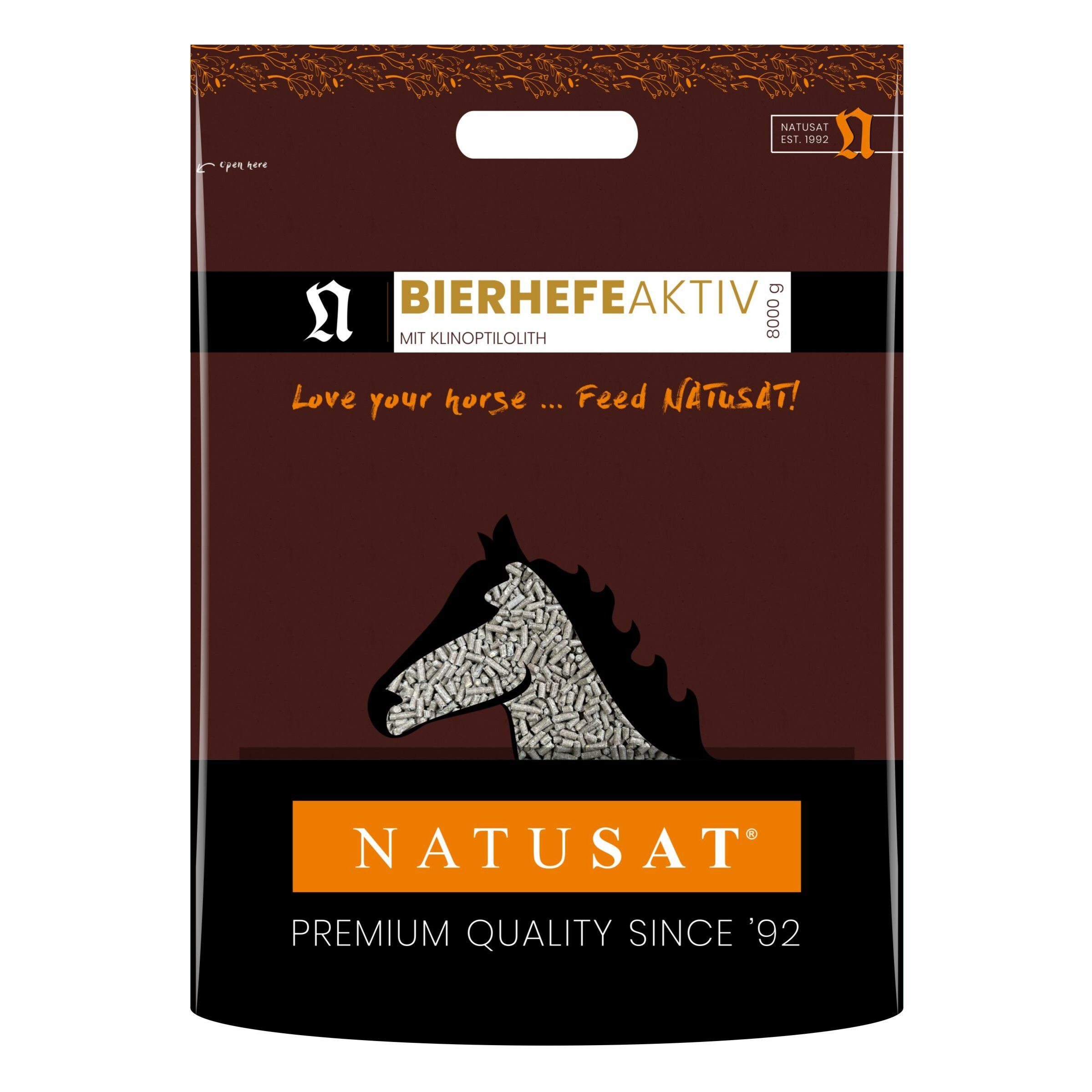 Beutel mit "Bierhefe Aktiv"-Pellets. Braune Verpackung mit Logo, Pferde-Silhouette und Text: "Love your horse... Feed NATUSAT!"