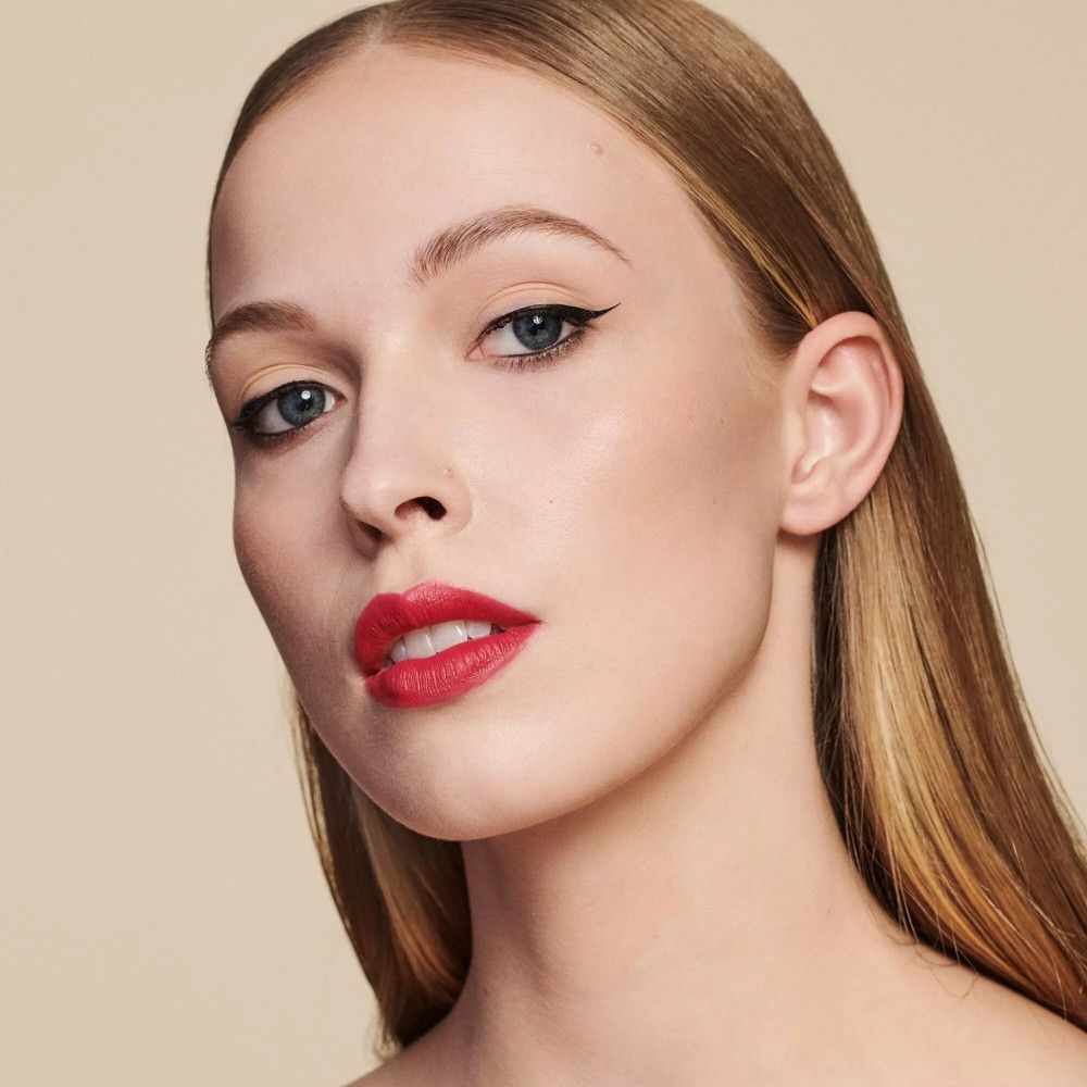 Porträt einer Frau mit rotem Lippenstift.