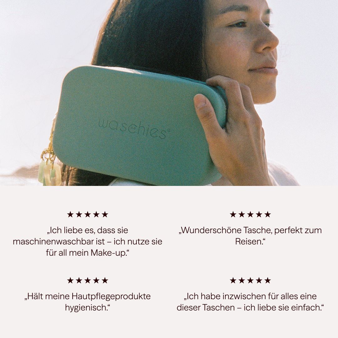 Person hält eine hellgrüne Beauty Bag. Geprägtes Logo. Text: Kundenbewertungen. Produktbeschreibung.