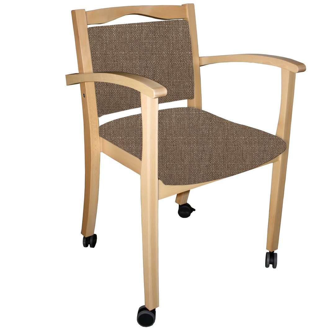 Seniorenstuhl mit Armlehnen und Rollen. Holzrahmen, braune Sitzfläche und Rückenlehne. Frontansicht.