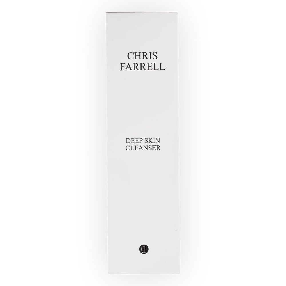 Weiße Verpackung mit schwarzem Text: CHRIS FARRELL, DEEP SKIN CLEANSER. Unten Logo CF. Vertikale rechteckige Form.