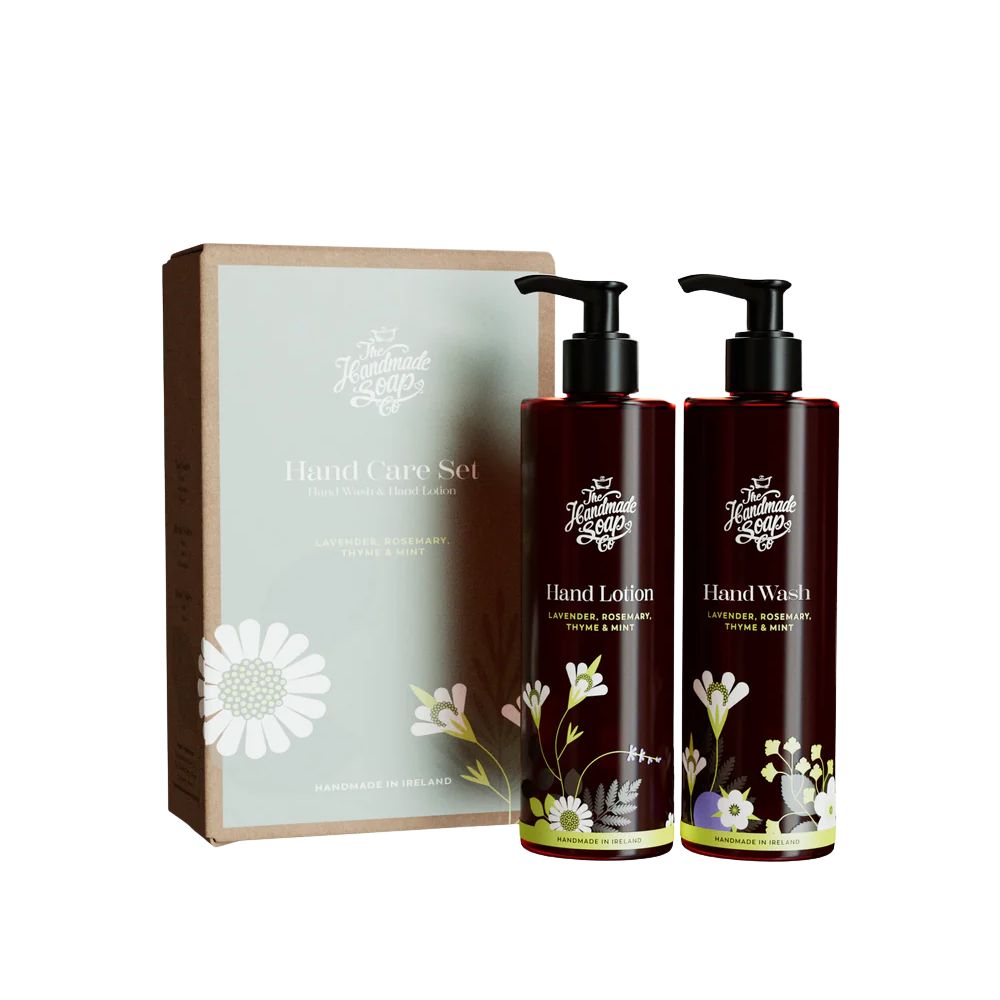 Geschenkset Handpflege. Enthält Handlotion und Handwaschmittel in braunen Flaschen mit schwarzen Pumpen. Kartonverpackung.