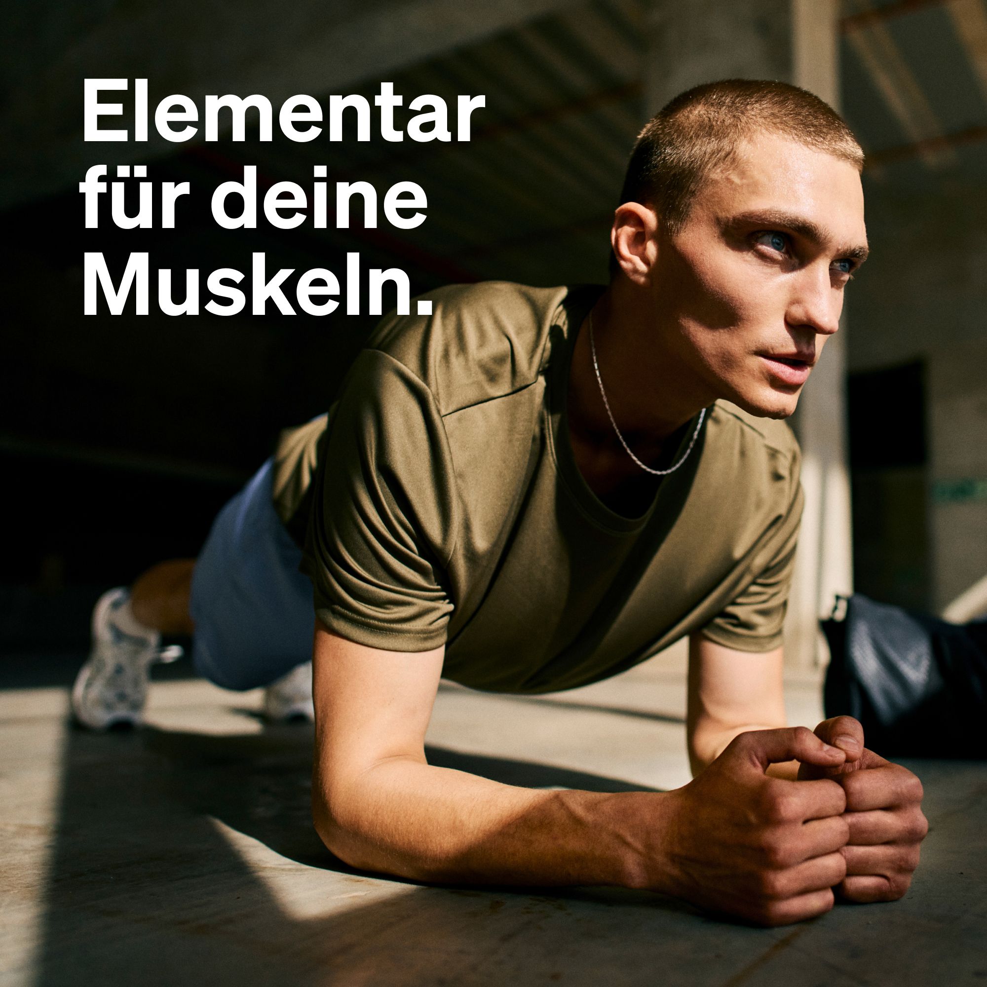 Mann in Sportkleidung beim Plank. Text: Elementar für deine Muskeln.