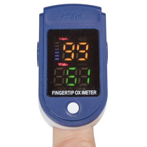 Pulsoximeter auf Finger. Zeigt Messwerte auf Display an. Blaues Gehäuse.