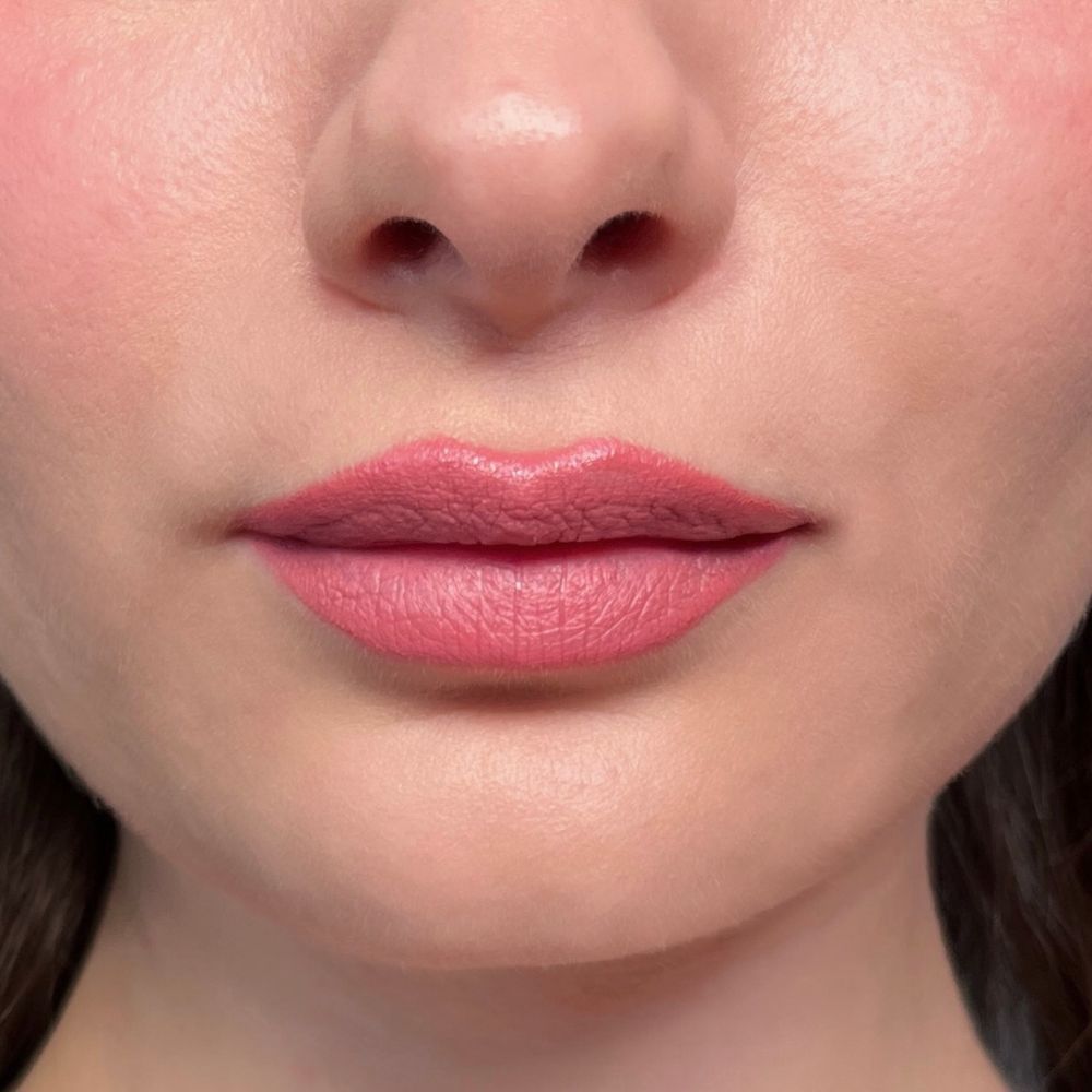 Nahaufnahme von Lippen mit rosa Lippenstift. Hautton.