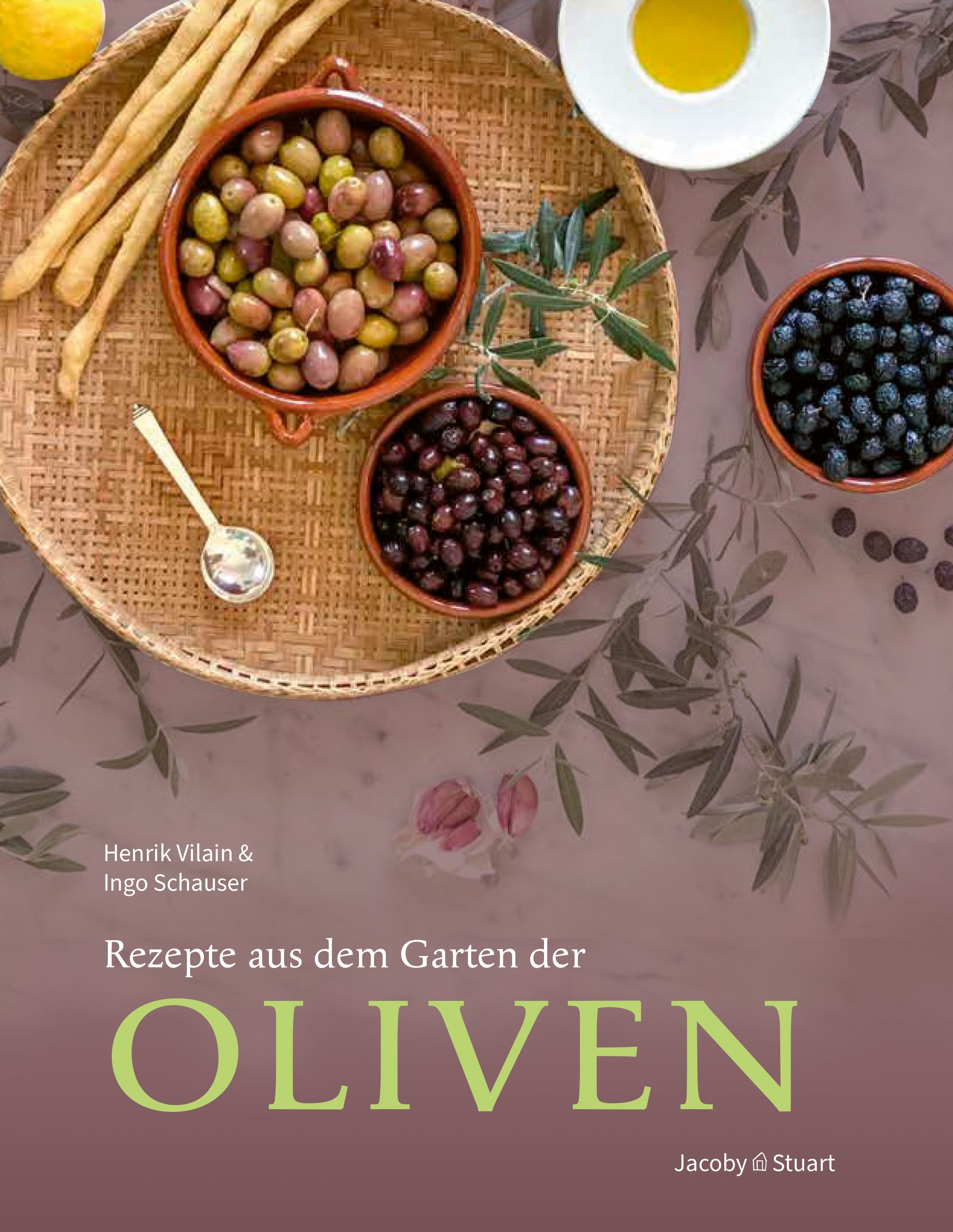 Buchcover: Rezepte aus dem Garten der Oliven. Oliven, Brotstangen, Olivenöl und Olivenzweige auf einem Tablett.