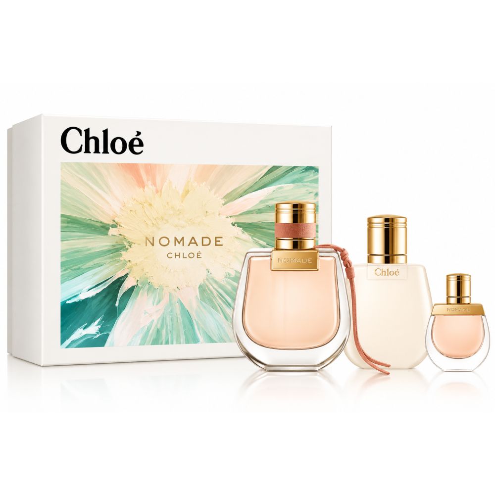 Chloe Nomade Geschenkset mit drei Parfümflaschen in verschiedenen Größen. Die größte Flasche hat einen rosa Anhänger.