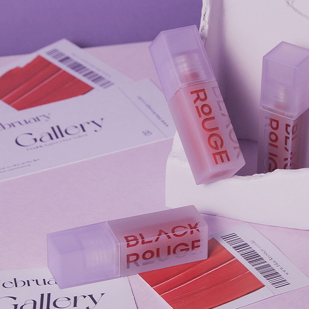 Mehrere Lippenprodukte in rechteckigen Flaschen. Aufschrift BLACK ROUGE. Verpackung mit Aufdruck.