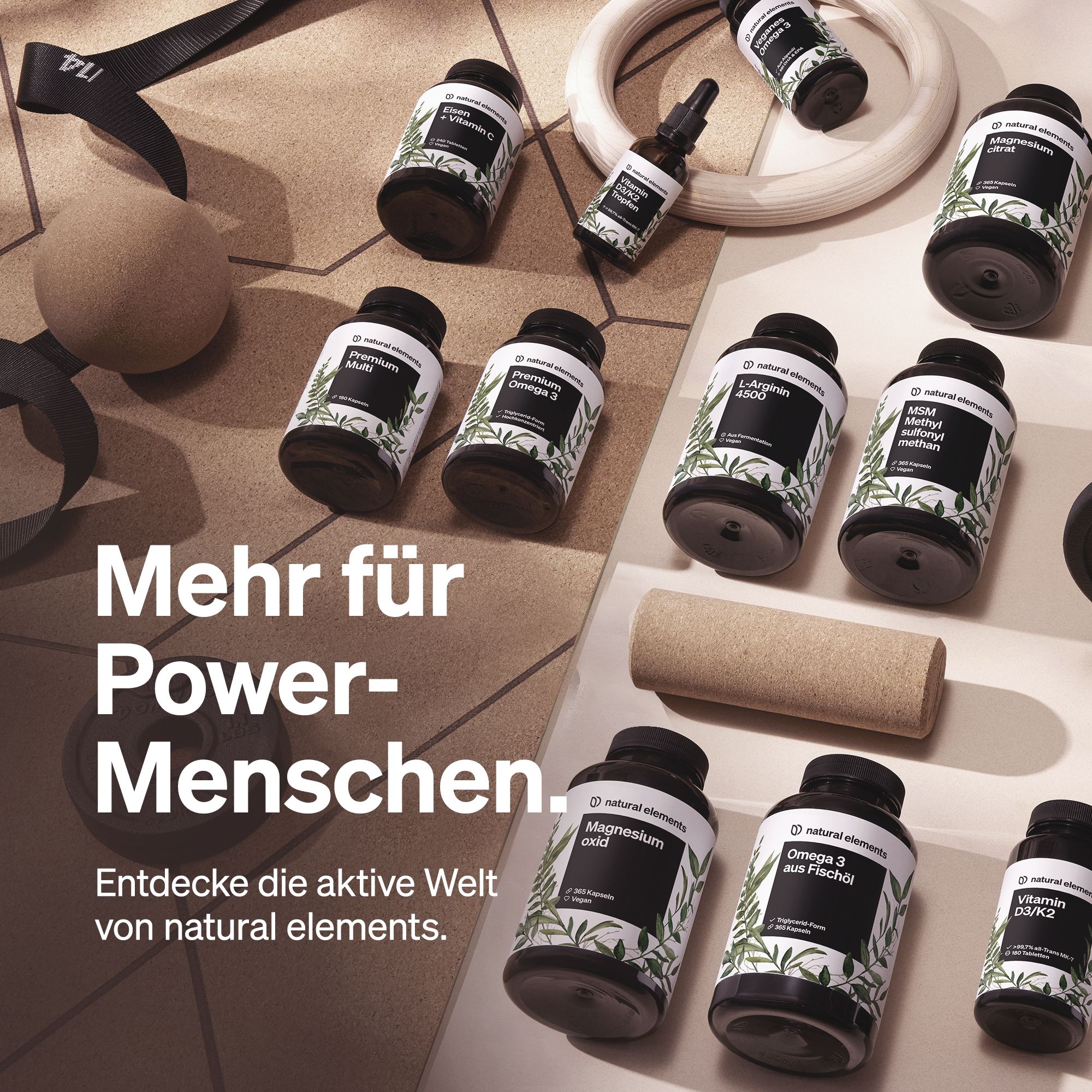 Verschiedene Flaschen und Zubehör. Text: Mehr für Power-Menschen. Entdecke die aktive Welt von natural elements.