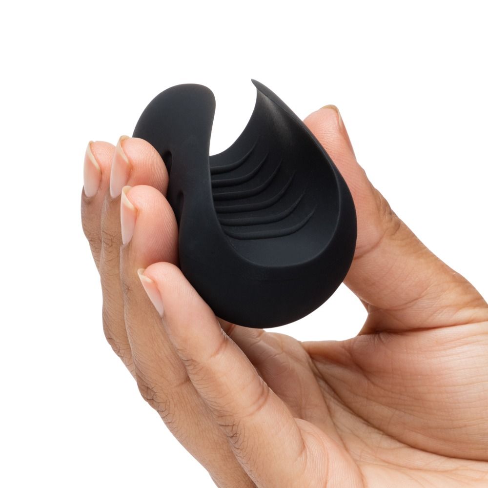 Hand hält schwarzes, gebogenes Wellness-Produkt mit geriffelter Innenseite.