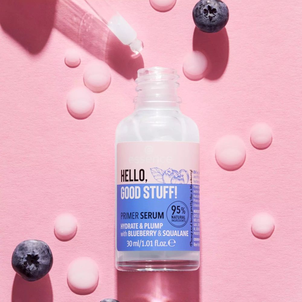 Produktflasche mit Pipette, Blaubeeren und Serum-Tropfen auf rosa Untergrund. Aufschrift: Hello, Good Stuff!, Primer Serum.