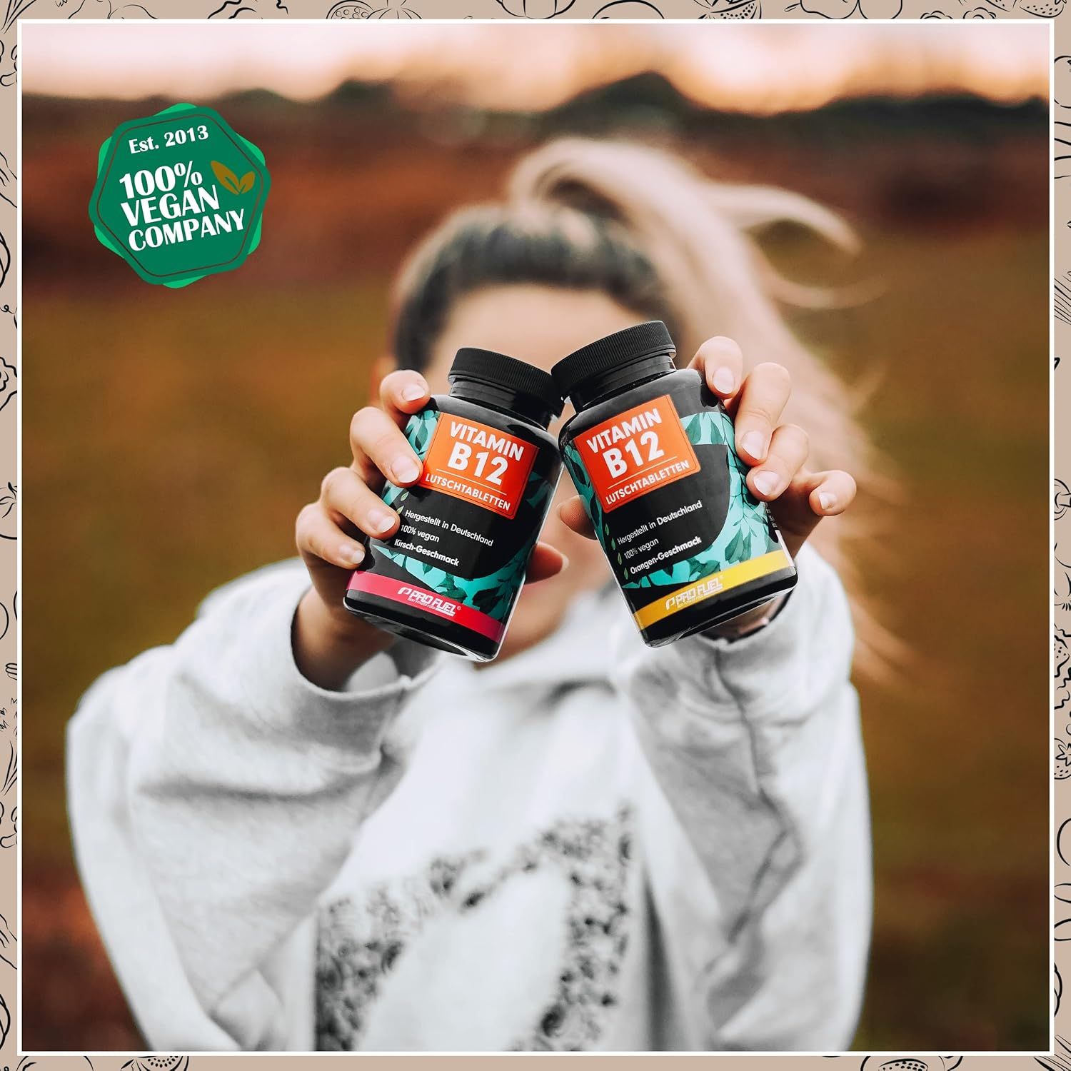 Zwei Flaschen Vitamin B12 Lutschtabletten, gehalten von einer Person. Beide Flaschen haben Etiketten mit Produktinformationen.