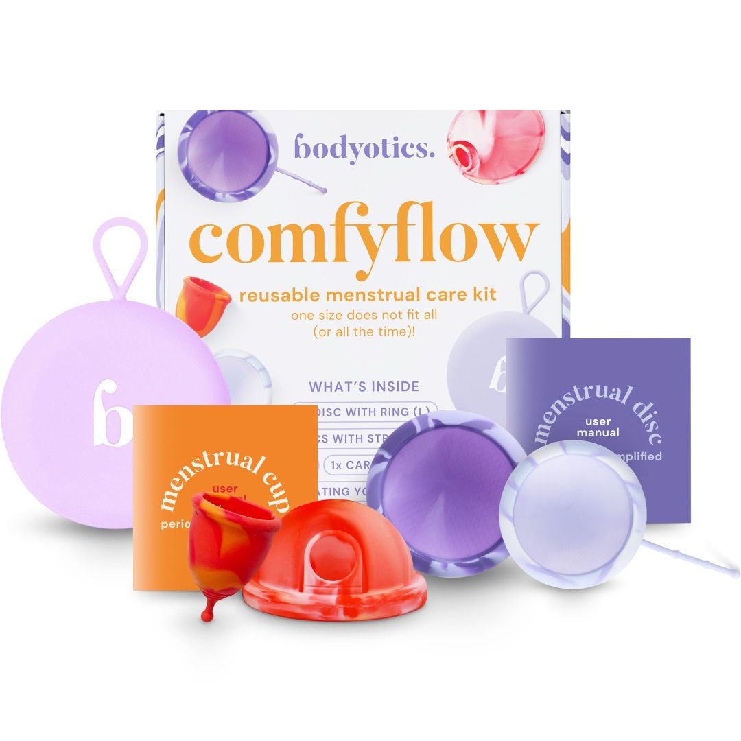 Set mit Menstruationstassen und -scheiben. Enthält eine lilafarbene Kugel, eine orangefarbene Tasse, eine rote Kappe und eine Packung.