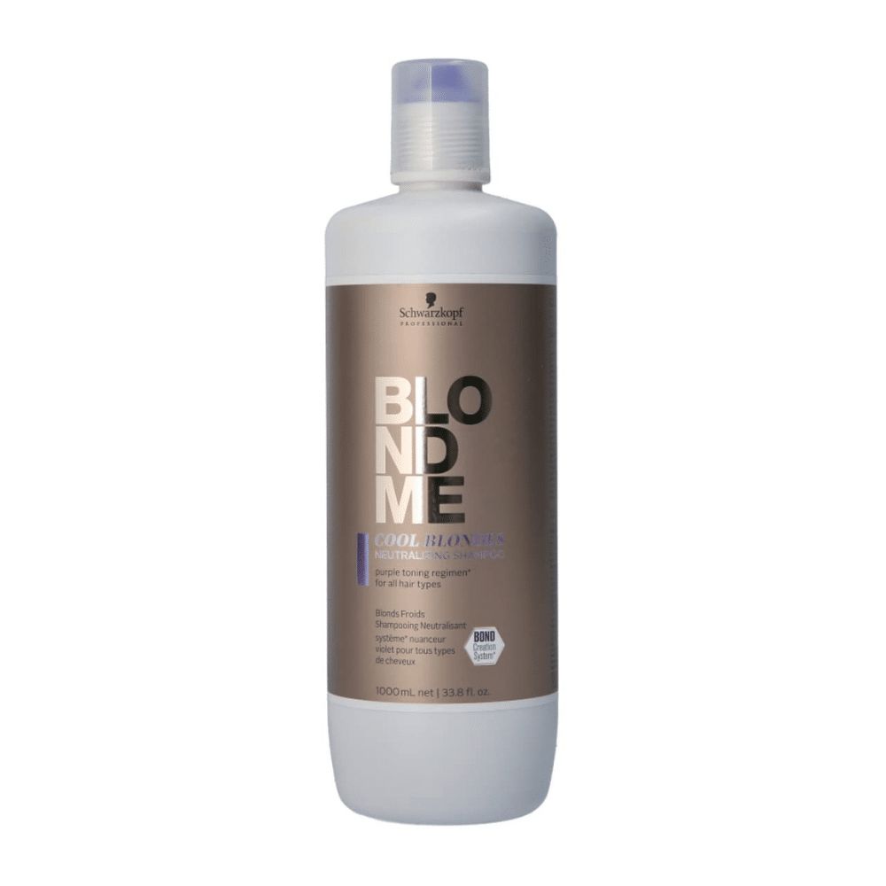 Schwarzkopf BlondMe Cool Blondes Shampoo. Weiße Flasche mit braunem Etikett. Lila Akzente. Text: BlondMe, Cool Blondes.