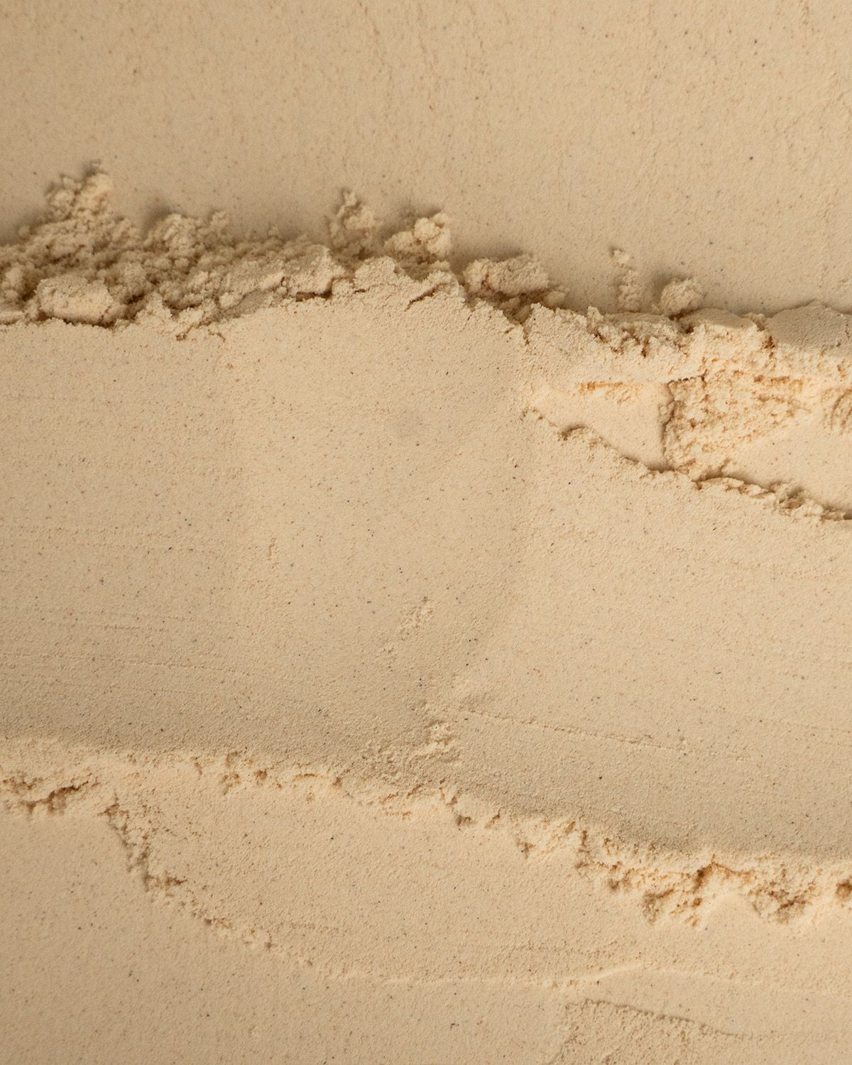 Nahaufnahme von Bio Baobab Pulver mit Löffel.