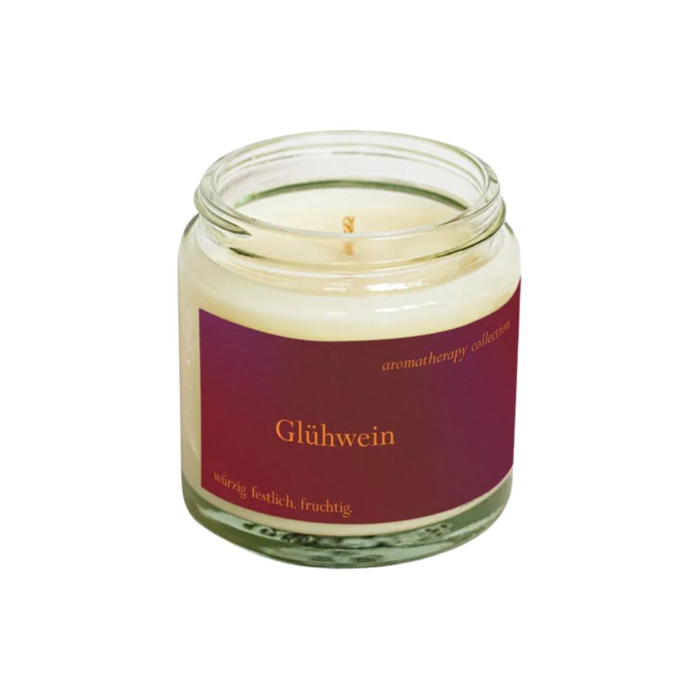 Kerze im Glas. Auf rotem Etikett steht "Glühwein". Darunter "würzig, festlich, fruchtig". Glasbehälter mit Deckel.