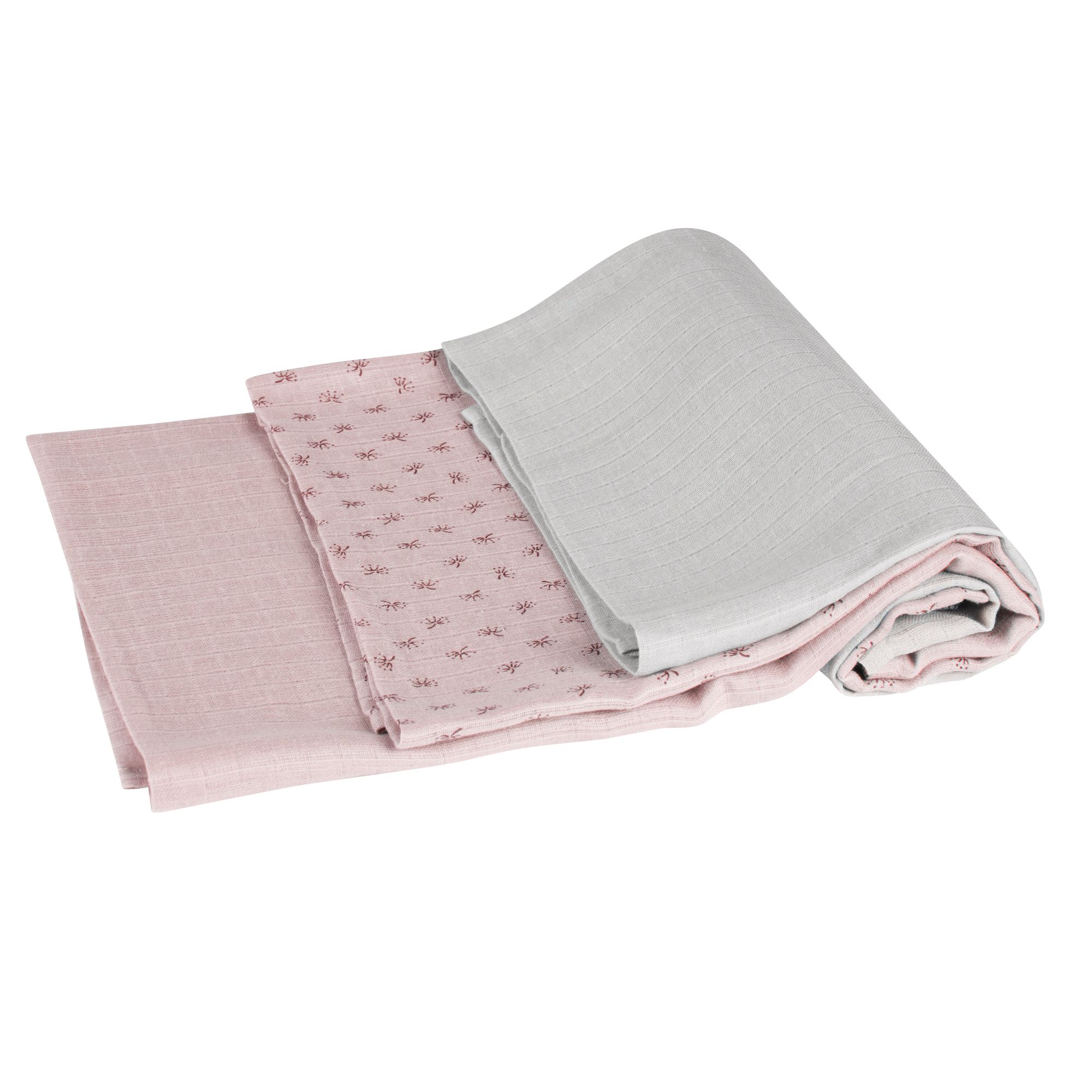 Drei Mullwindeln, rosa und grau, gefaltet. Eine rosa Windel mit Muster. Auf weißem Hintergrund.