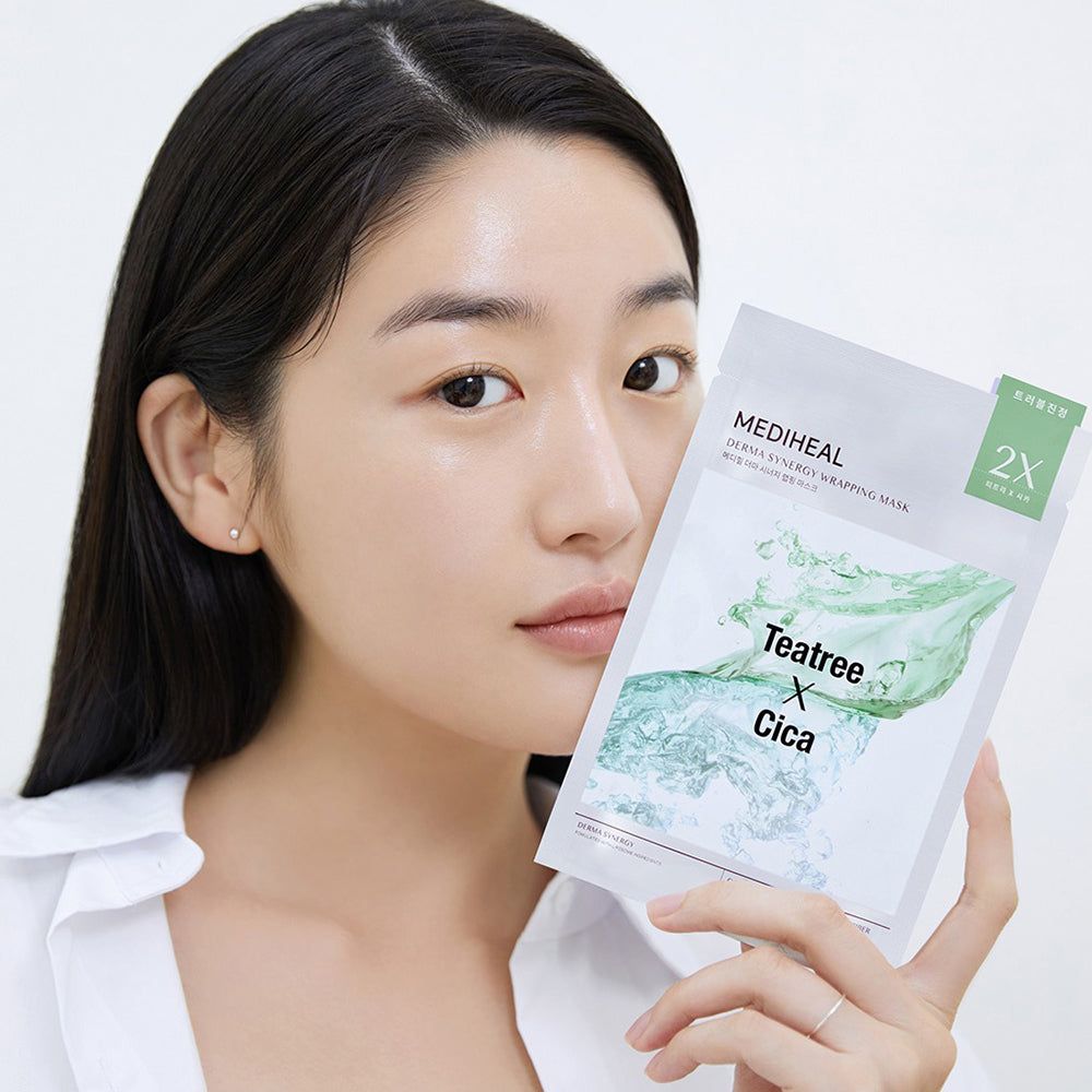 Frau hält Verpackung mit Gesichtsmaske. Aufschrift: MEDIHEAL, Teatree X Cica. 2X. Weiße Verpackung.