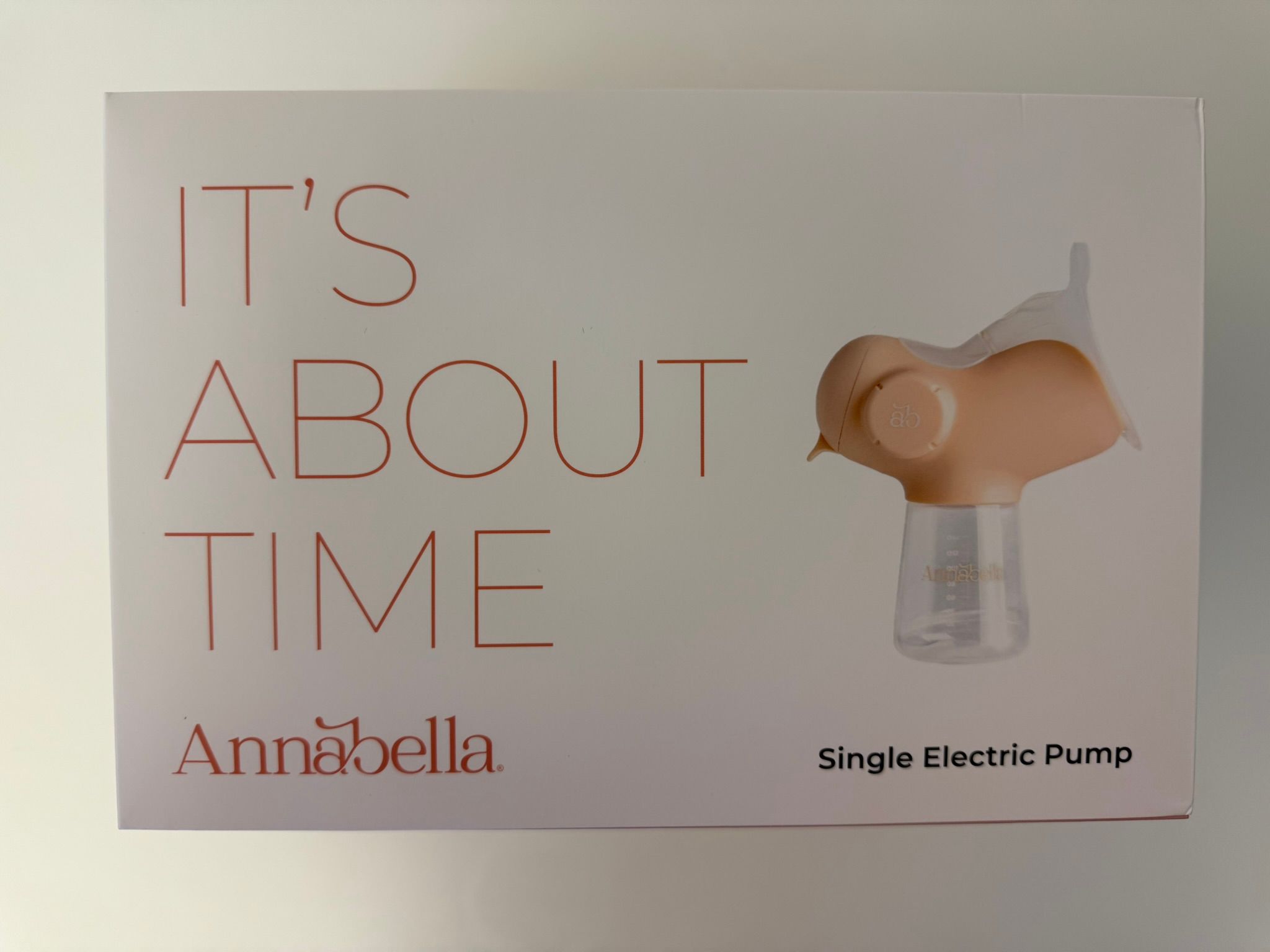 Verpackung. Weiß mit Produktabbildung. Text: IT'S ABOUT TIME. Logo Annabella. Single Electric Pump.