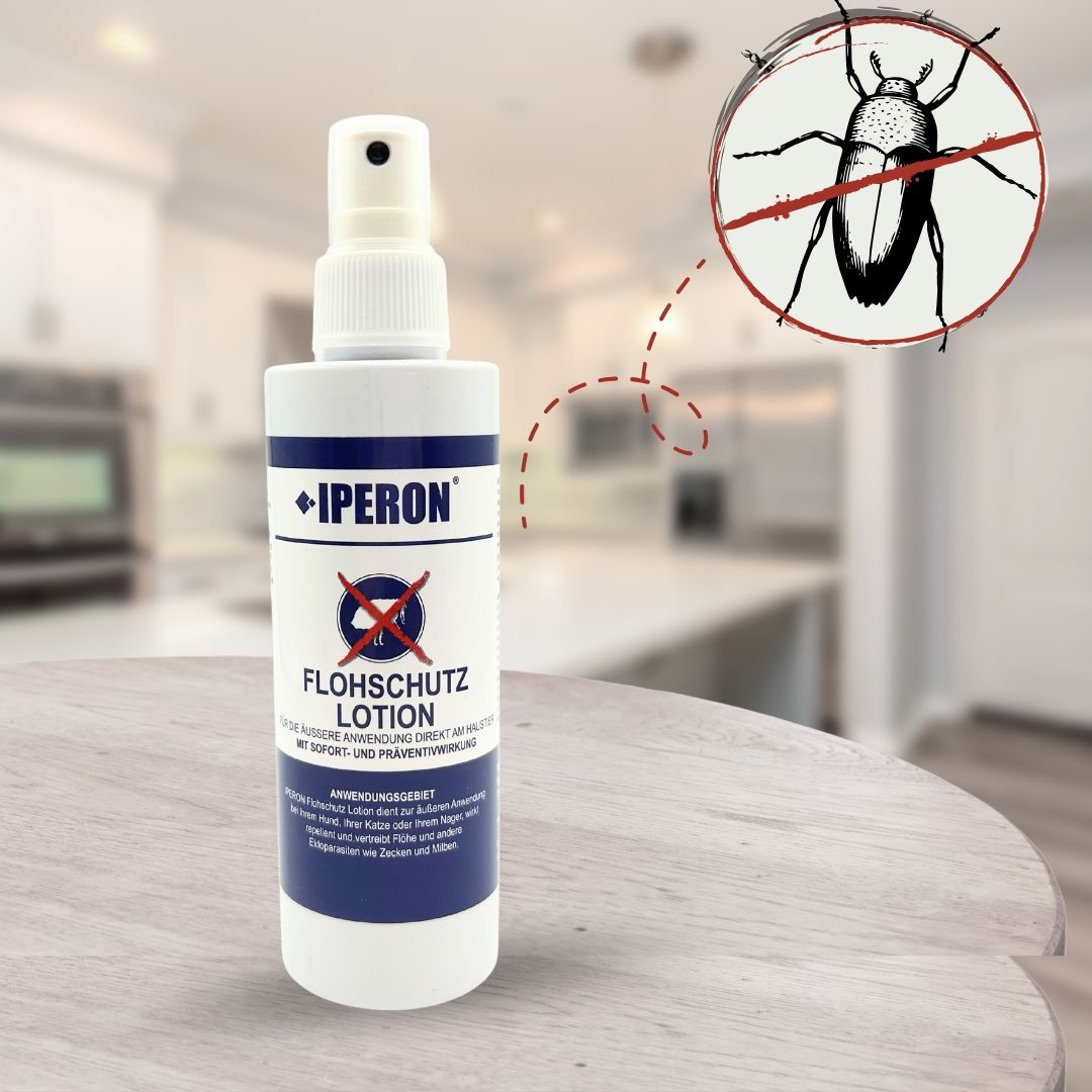 Eine Flasche IPERON® Flohschutz Lotion auf einem Holztisch, mit einem Insektensymbol.