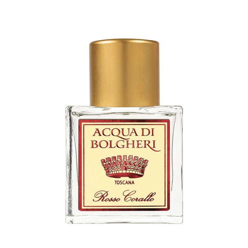 Quadratische Glasflasche mit goldenem Verschluss. Etikett mit Schriftzug "Acqua di Bolgheri" und "Rosso Corallo".