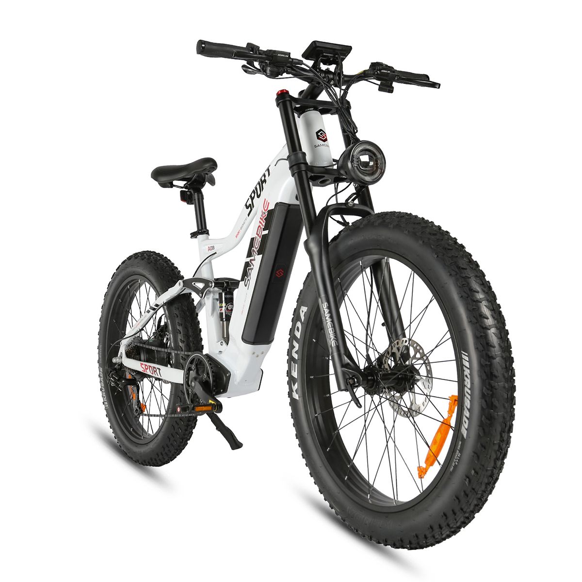 Weißes E-Mountainbike, schwarze Reifen. Marke SAMEBIKE, Modell RS-A08-II. Scheinwerfer, schwarze Gabel.