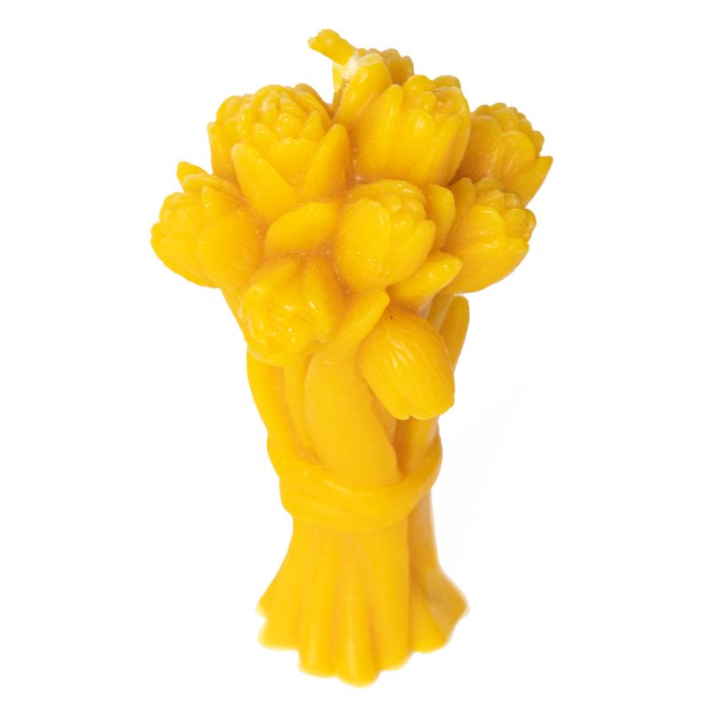 Gelbe Wachskerze in Tulpenform, gebunden. Detailansicht, vor weißem Hintergrund.