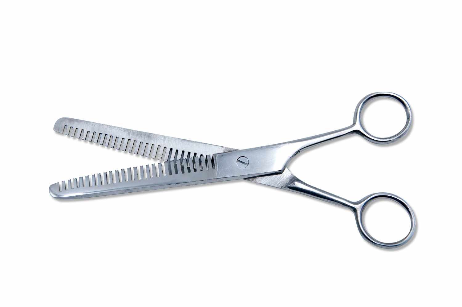 Effilierschere aus Metall. Gezahnte Klingen. Offene Position. Sichtbare Schraube.