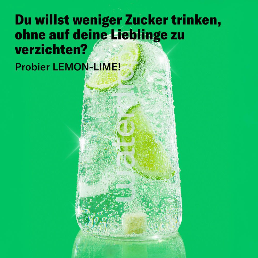 Ein Glas mit waterdrop® Microdrink Lemon Lime, Limettenscheiben und Eiswürfeln.