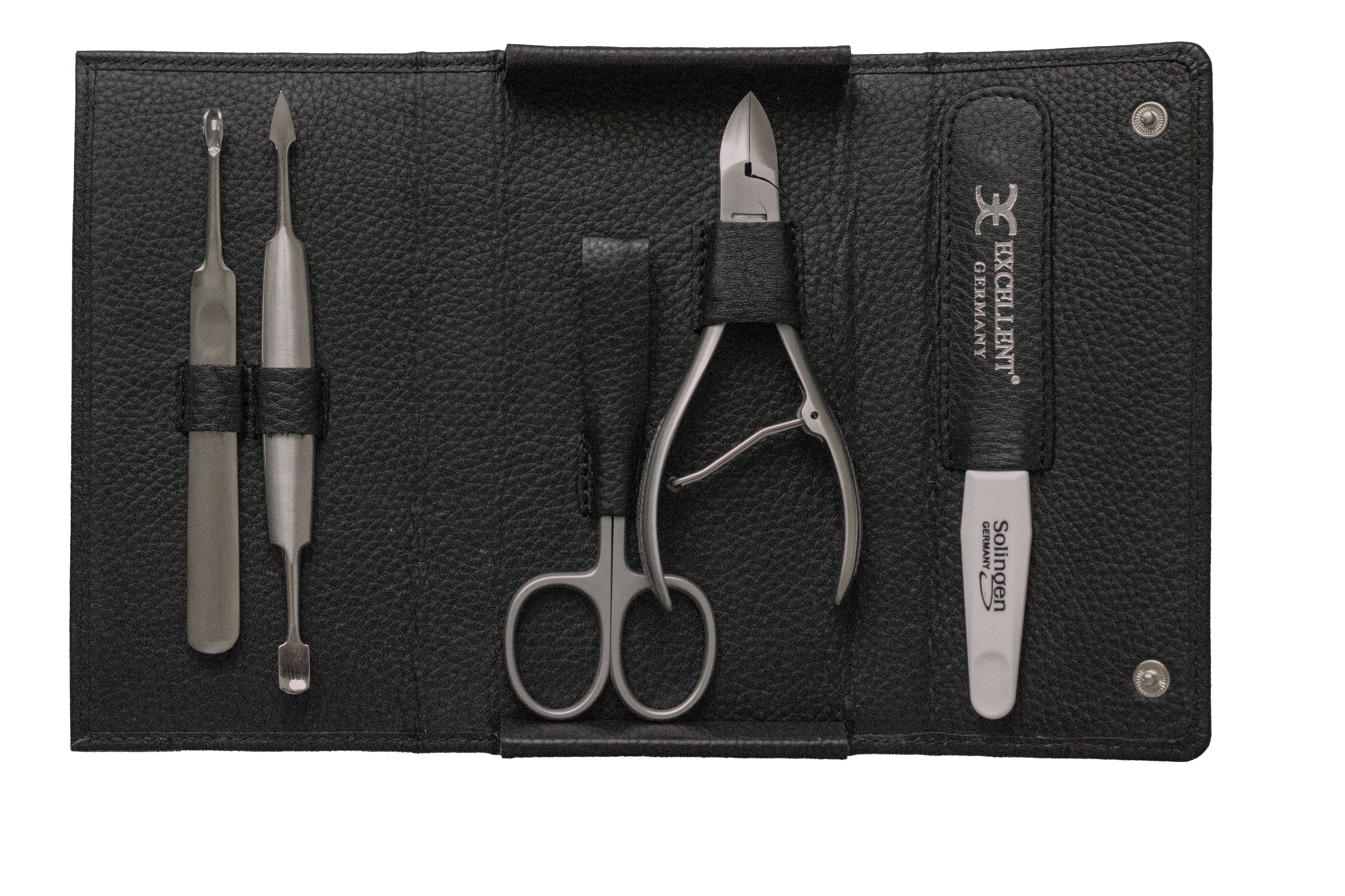 Schwarzes Etui mit Maniküre-Werkzeugen: Nagelschere, Feile, Nagelhautschieber, Nagelknipser. Marke: Excellent Germany.