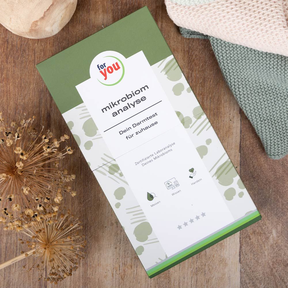 Verpackung der Mikrobiom Analyse. Aufschrift: for you, Mikrobiom Analyse, Dein Darmtest für zuhause. Zertifizierte Laboranalyse. Sterne.