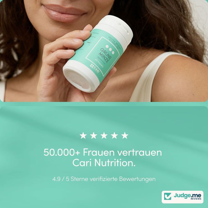 Frau hält Flasche Grüne Minze Kapseln; 50.000+ Frauen vertrauen Cari Nutrition.