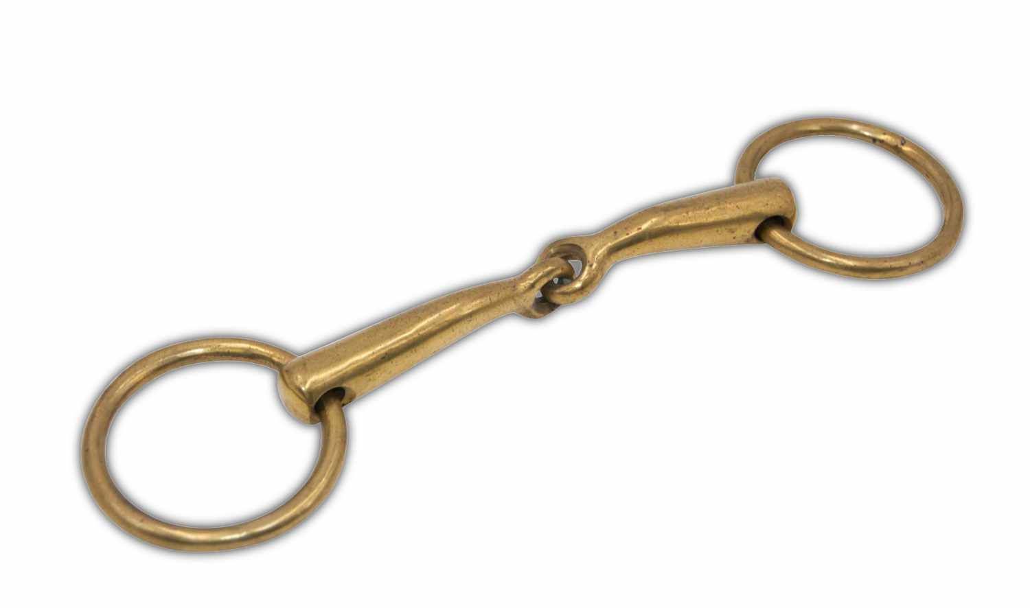 Pferdegebiss aus Messing. Ringe und Mundstück verbunden. Goldfarbenes Metall. Detailaufnahme.
