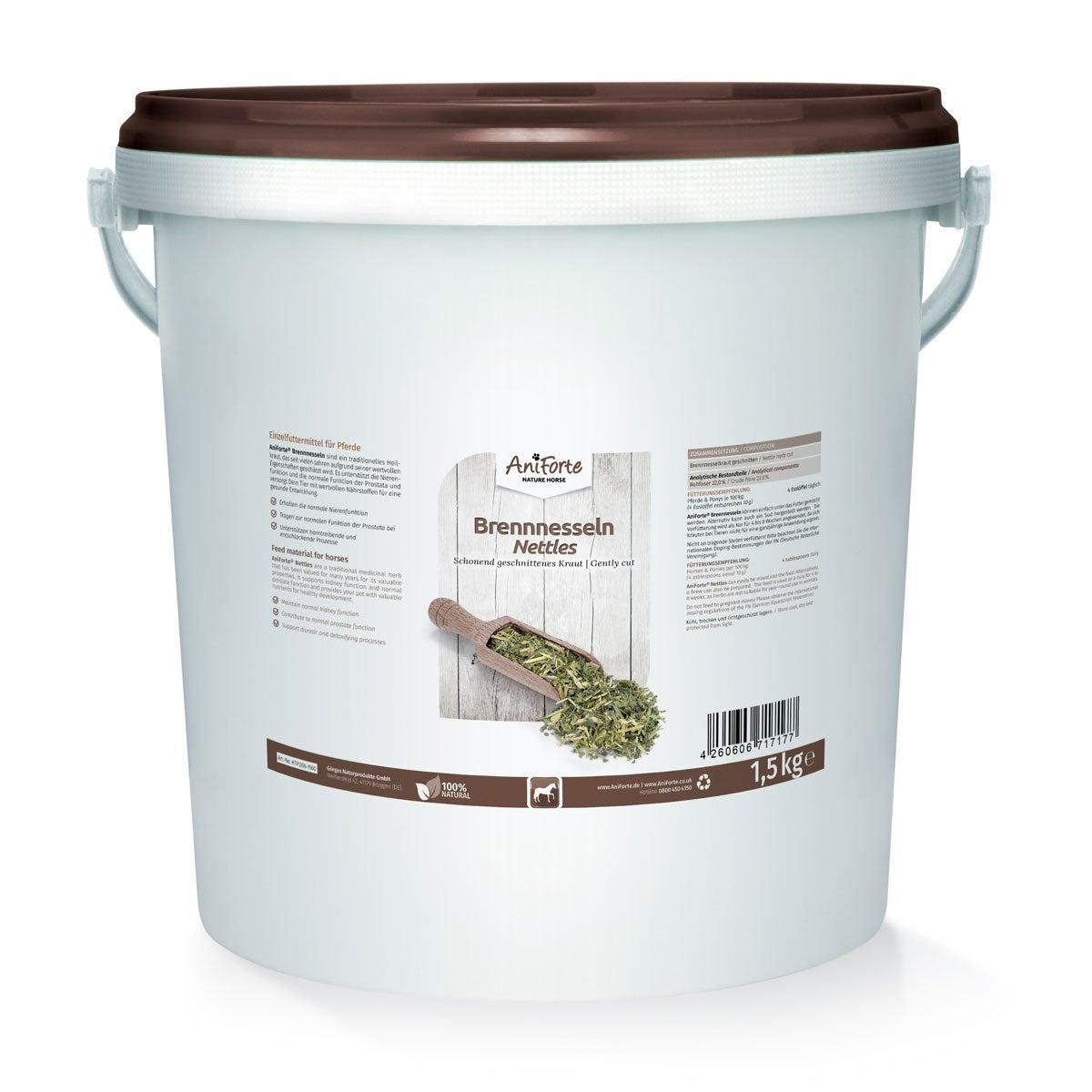 Weißer Eimer mit braunem Deckel. Aufkleber mit Produktinformationen und Logo. Aufschrift: Brennnesseln, 1,5 kg.