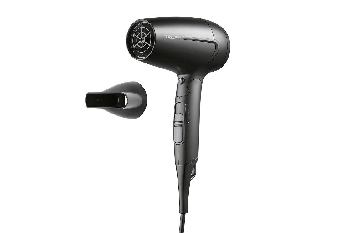 Schwarzer Haartrockner mit Aufsatz. Mit mehreren Schaltern. Aufsatz separat.
