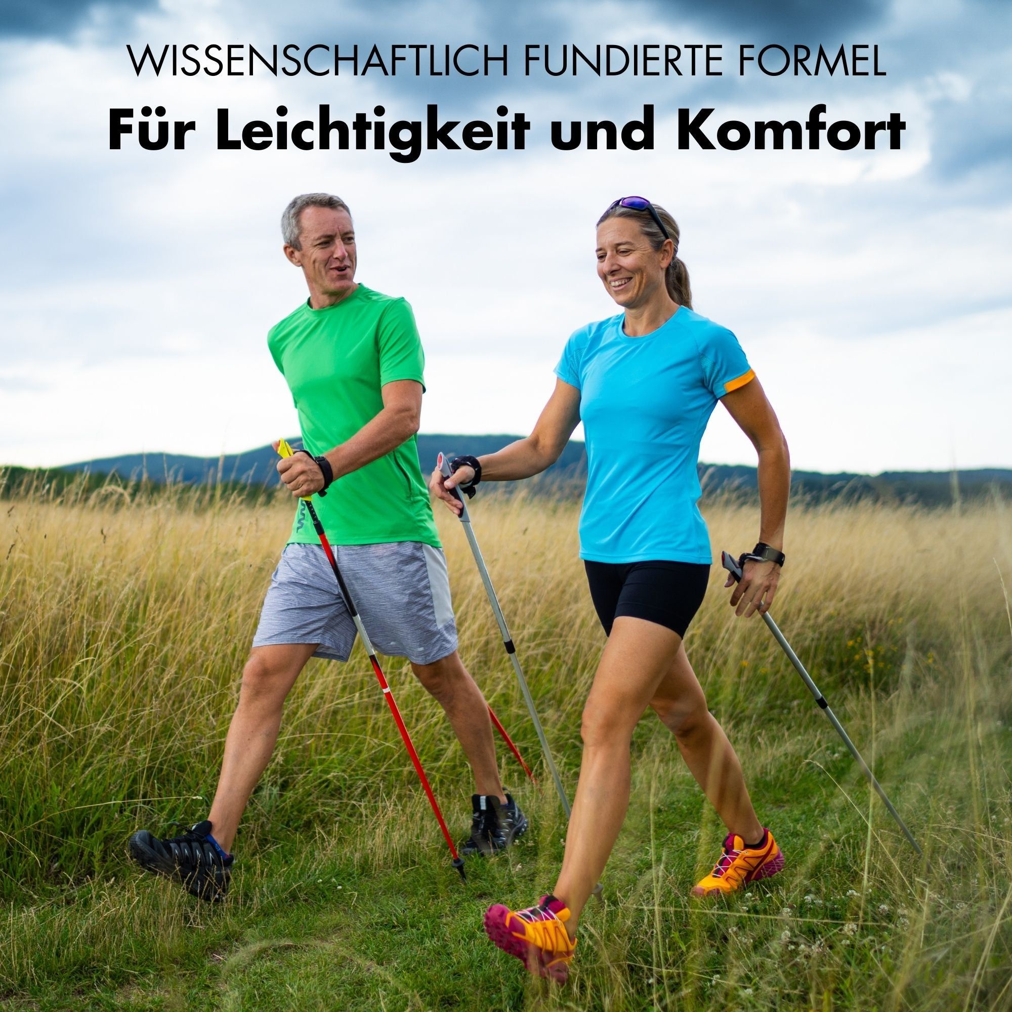 Zwei Personen beim Nordic Walking. Sie gehen auf einem Feld. Sie tragen Sportkleidung und Stöcke.