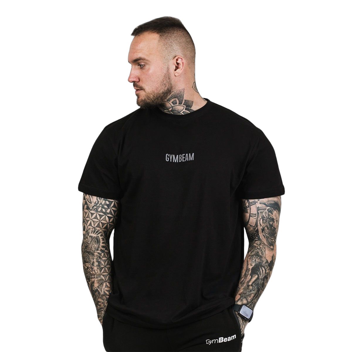 Nahaufnahme eines Mannes im schwarzen T-Shirt mit "GYMBEAM"-Logo. Tattoos auf Armen und Hals sichtbar.