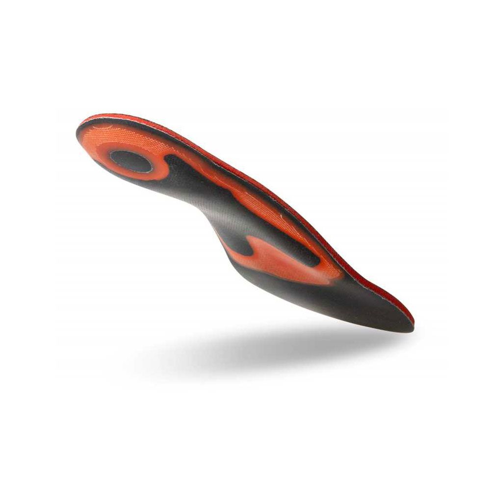 Schrägansicht einer Einlegesohle mit dynamischem Design in Schwarz und Orange.