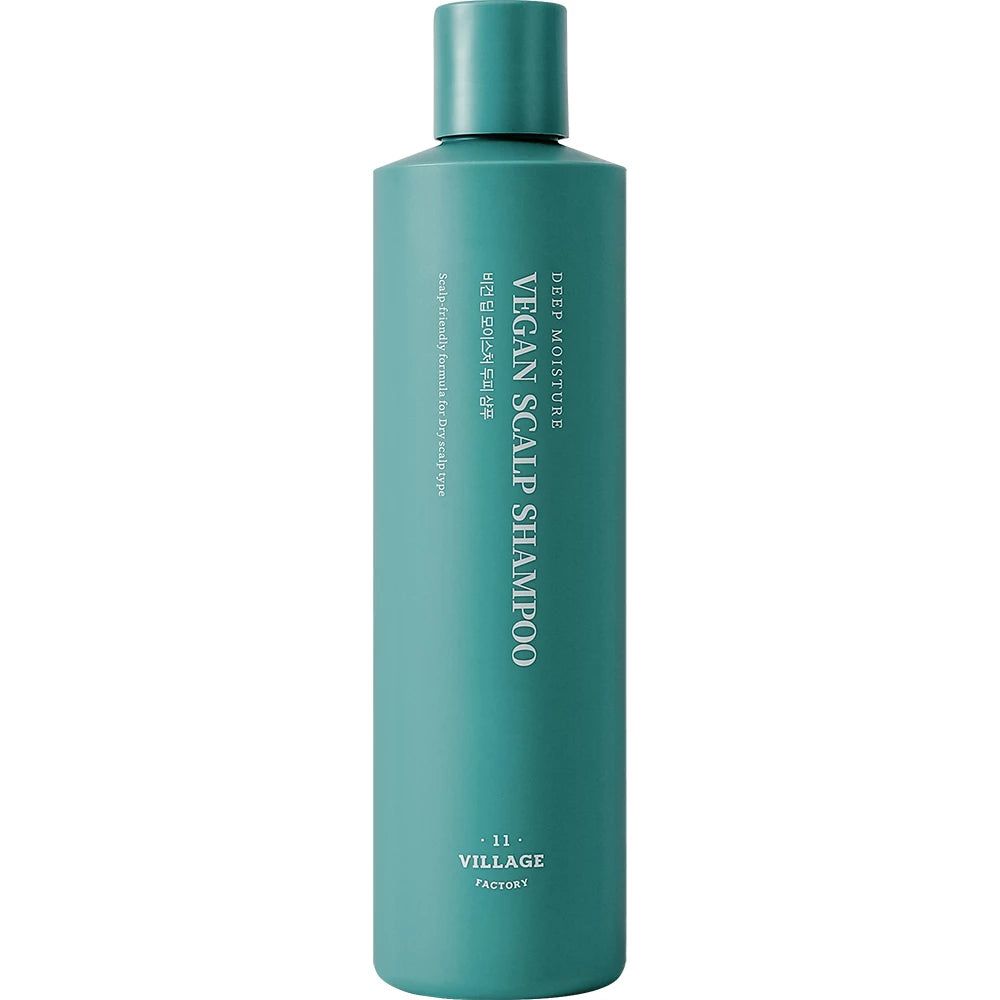 Türkisfarbene Flasche Vegan Scalp Shampoo. Vertikaler Schriftzug: Deep Moisture, Vegan Scalp Shampoo. Marke: Village 11 Factory.