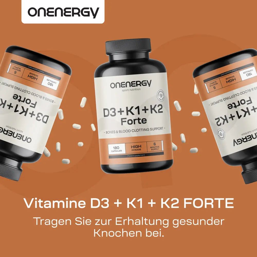 Drei OnEnergy Vitamine D3+K1+K2 Forte Behälter auf orangefarbenem Hintergrund.