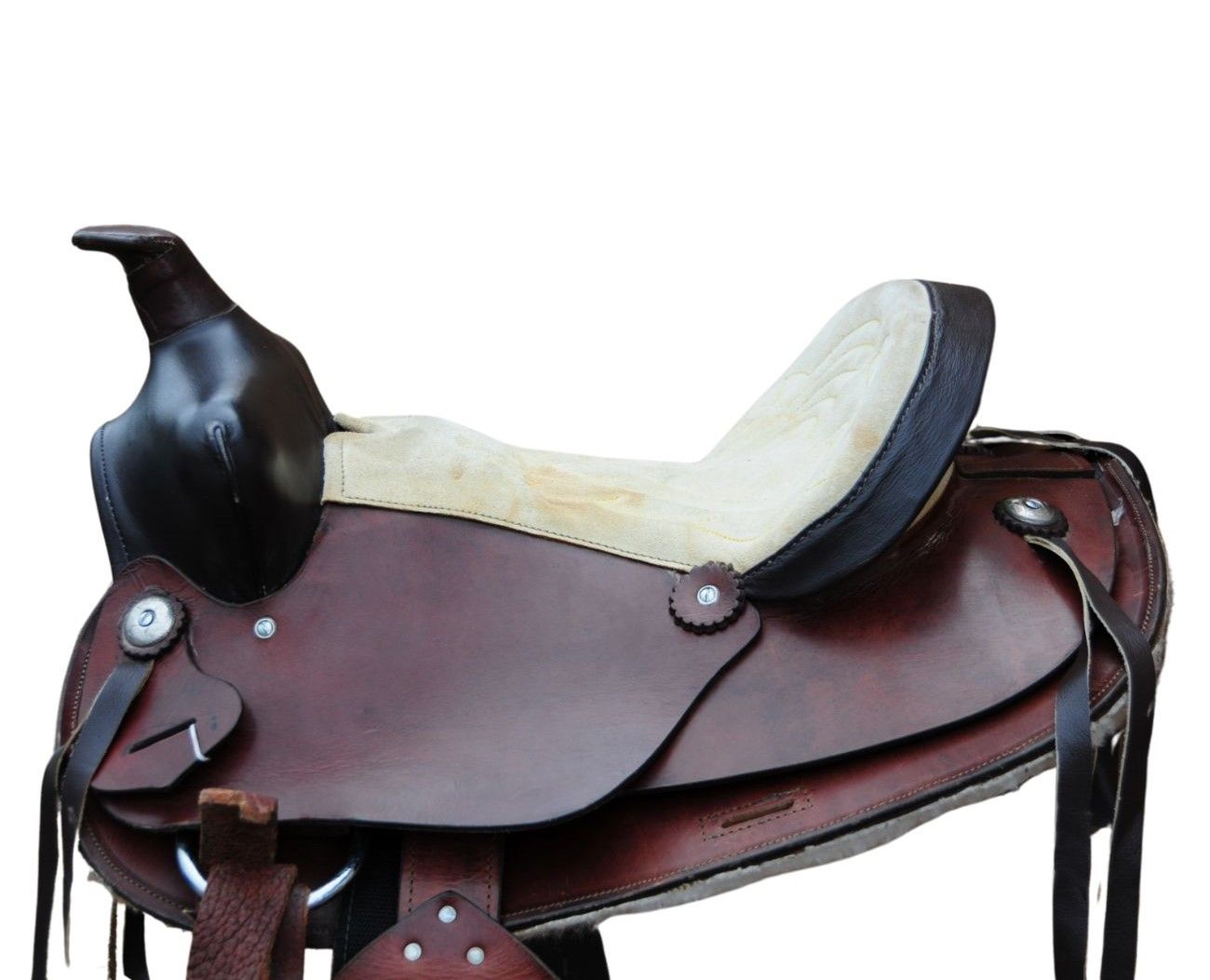Brauner Westernsattel mit beigem Sitz. Schwarzer Sattelkopf, silberne Beschläge und Riemen.