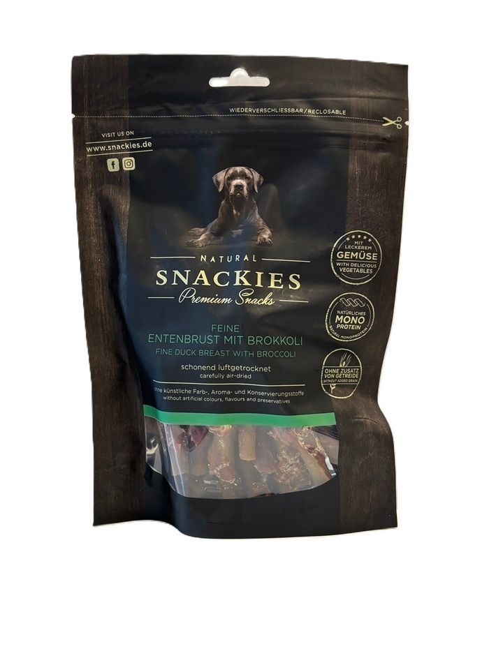 Verpackung von Snackies Feine Entenbrust mit Brokkoli. Schwarze Tüte mit Produktinformationen und Hundefoto.