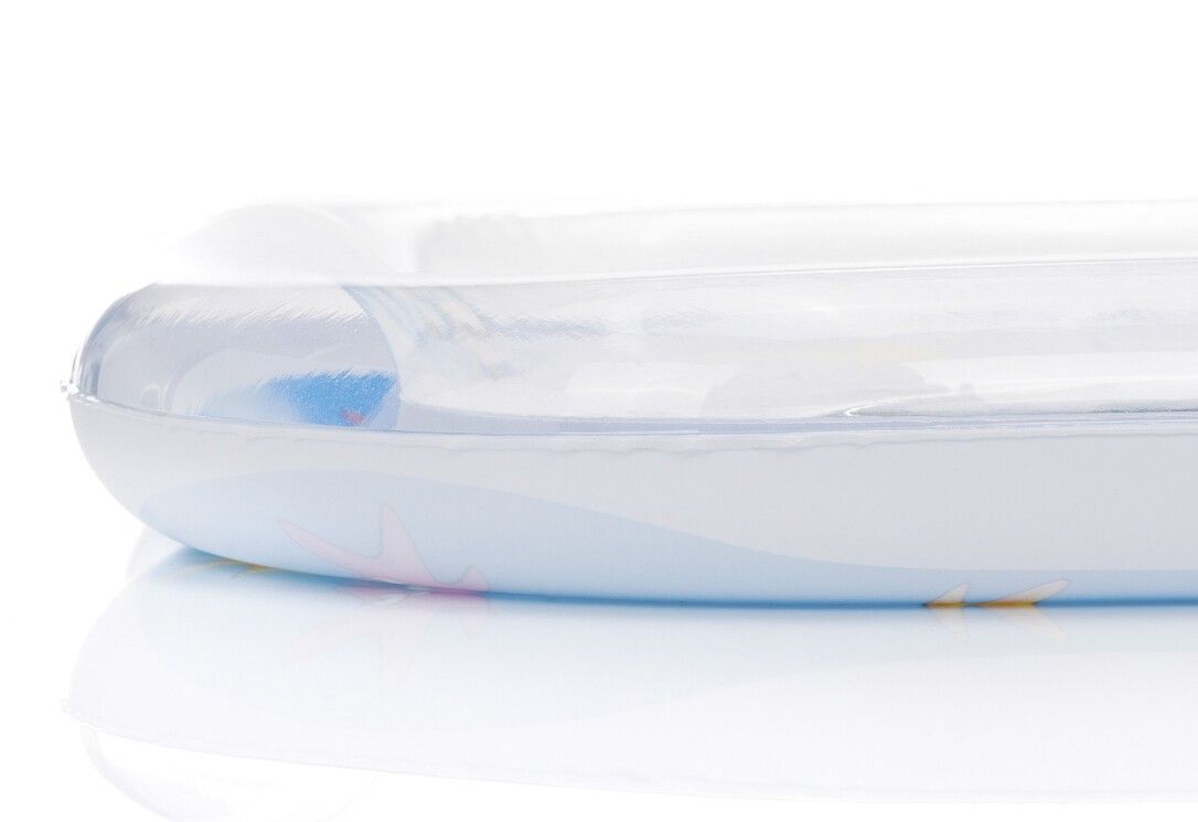 Seitenansicht der Spielmatte. Transparente Oberfläche mit blauem Rand. Weißer Hintergrund.