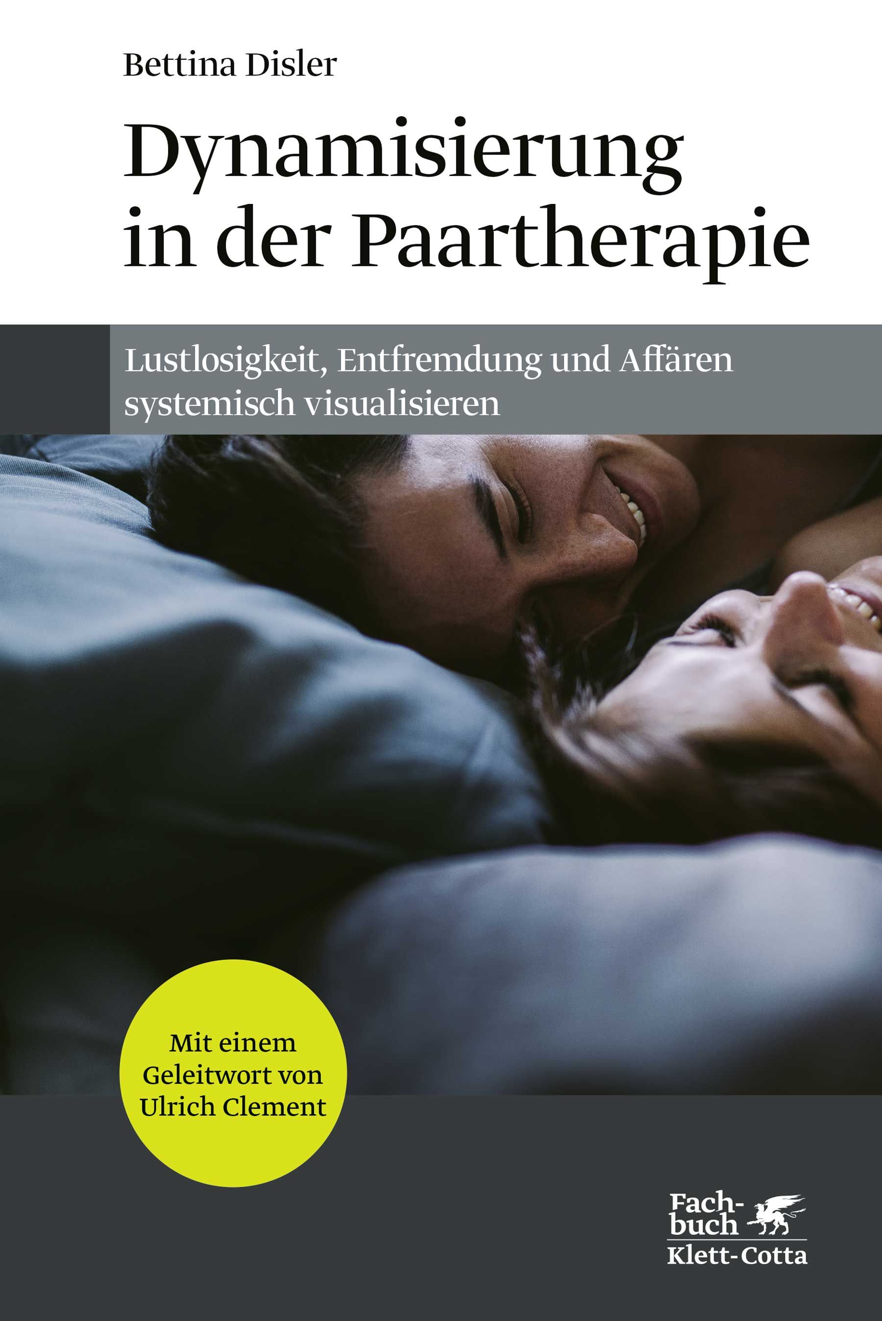Buchcover: Dynamisierung in der Paartherapie. Titel, Autorin, Untertitel. Paar liegt im Bett. Fachbuch Klett-Cotta.