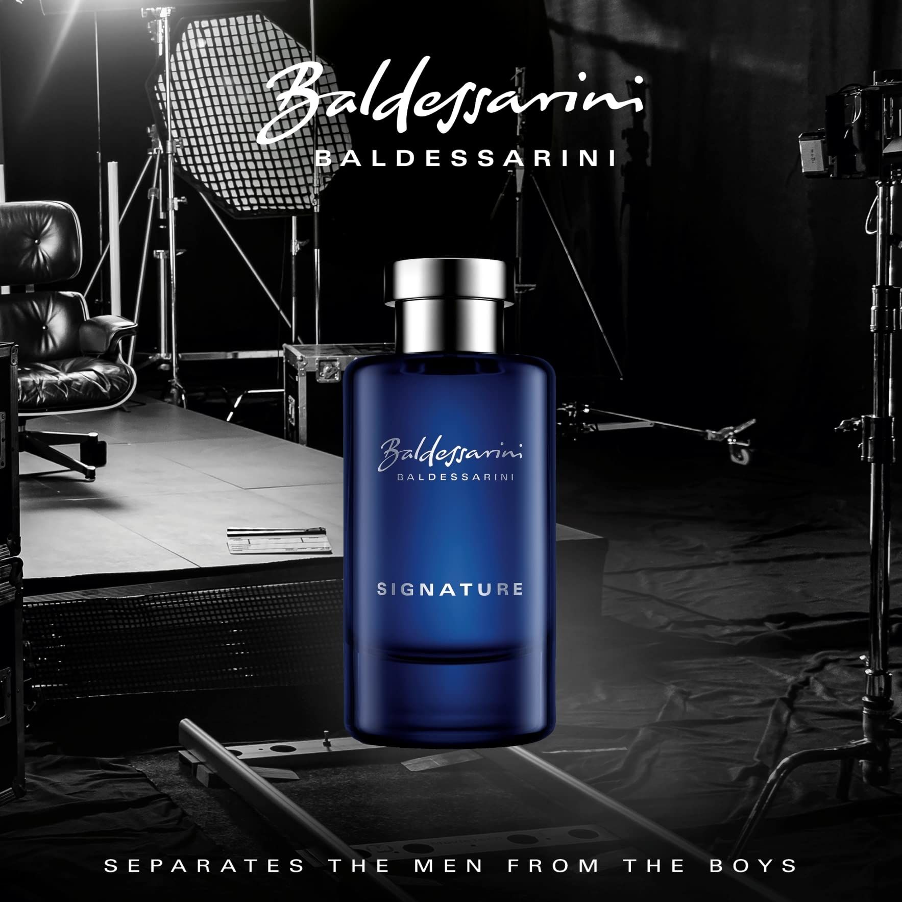Dunkelblaue Glasflasche mit silbernem Verschluss, auf einem Filmset.