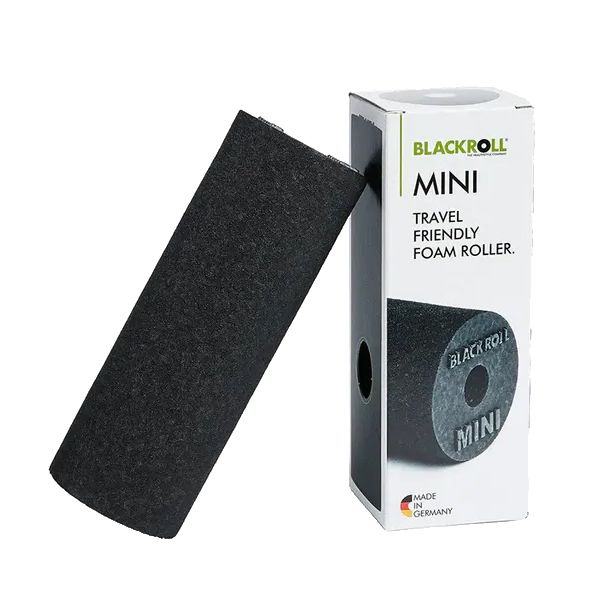 Schwarze Faszienrolle MINI und Verpackung. Aufschrift MINI, BLACKROLL, TRAVEL FRIENDLY FOAM ROLLER.