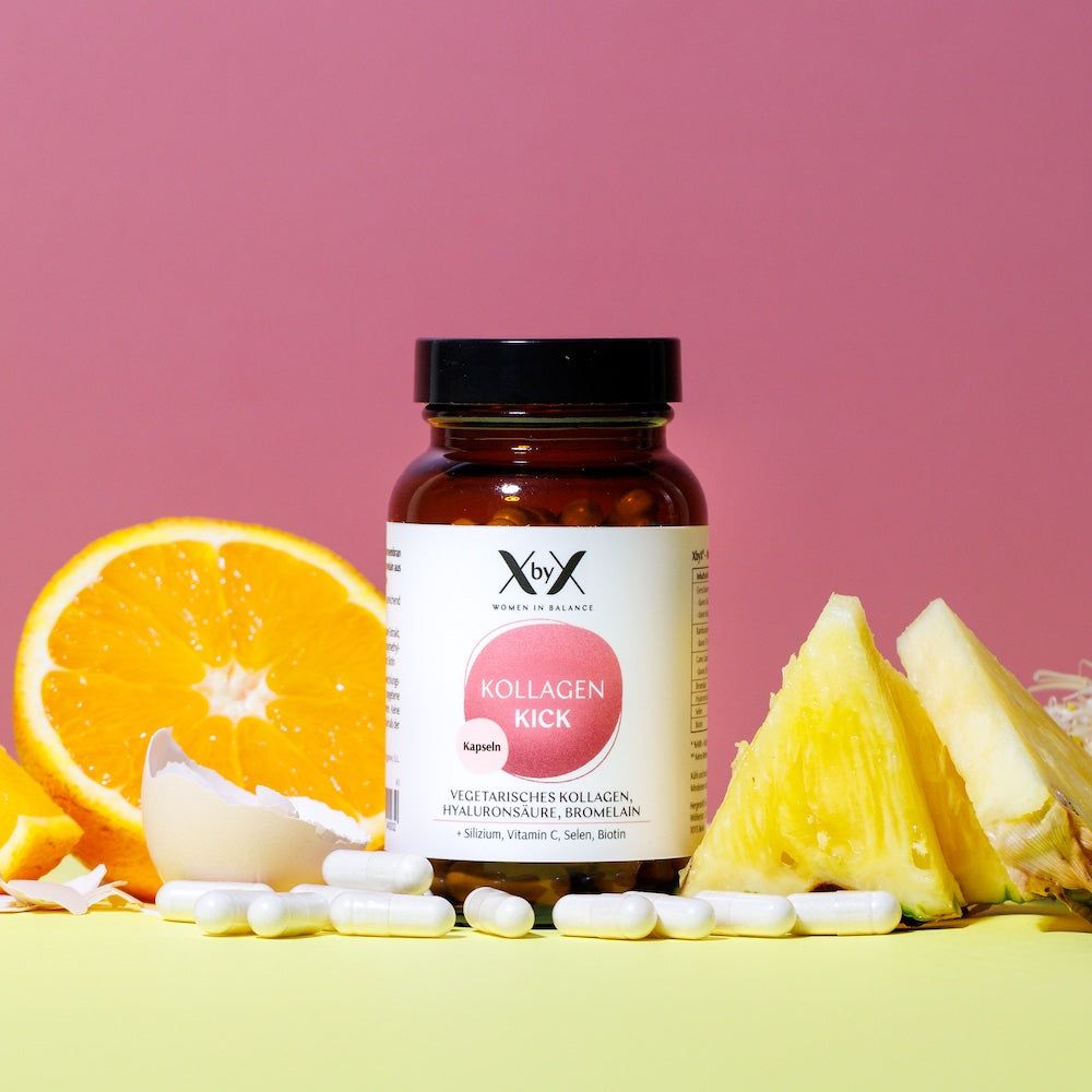 Braune Glasflasche mit Kapseln, Obst daneben. Aufschrift: Kollagen Kick, vegetarisches Kollagen, Hyaluronsäure, Bromelain.