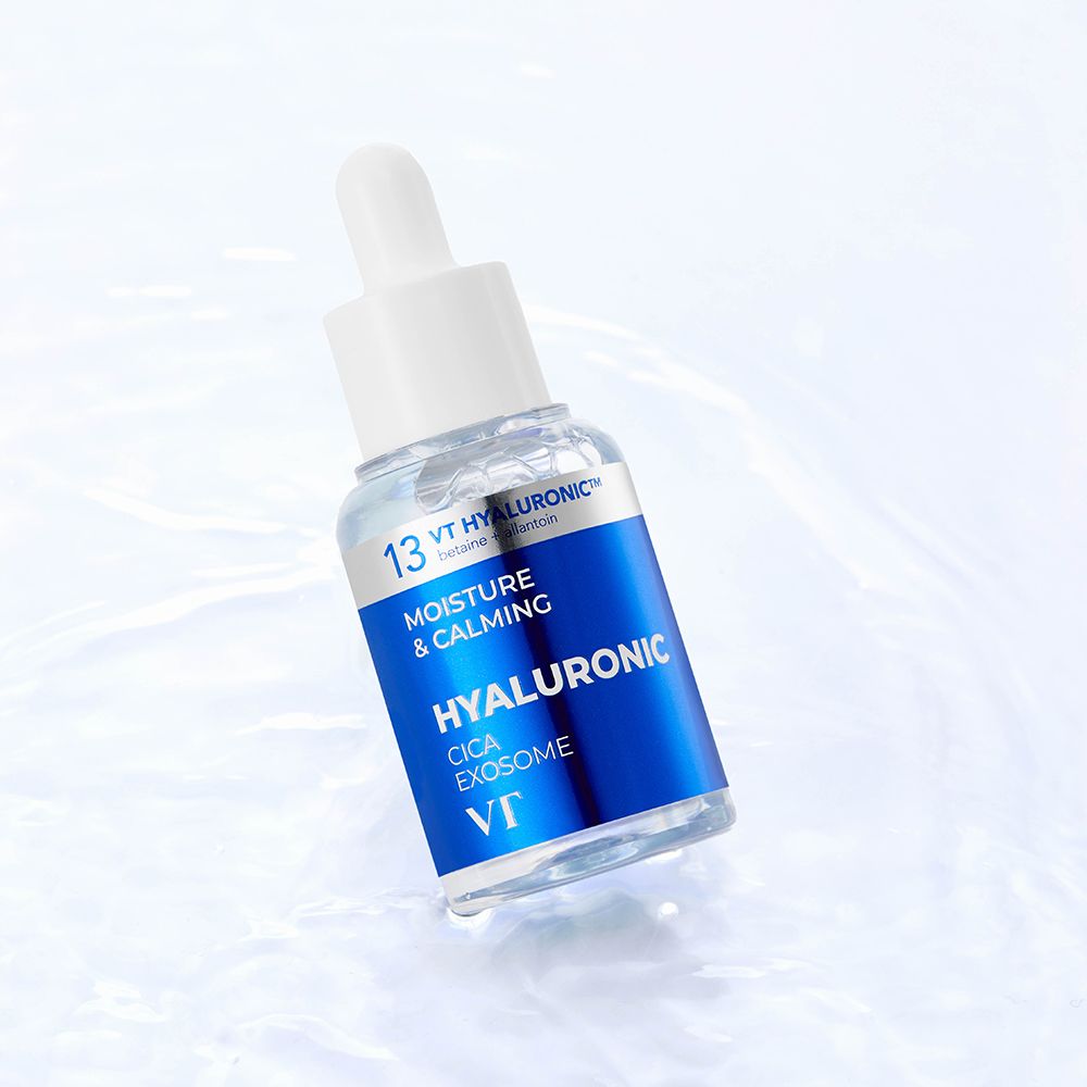 Serumflasche mit blauem Etikett. Text: Hyaluronic Cica Exosome, VT. Auf Wasser. Weißer Hintergrund.