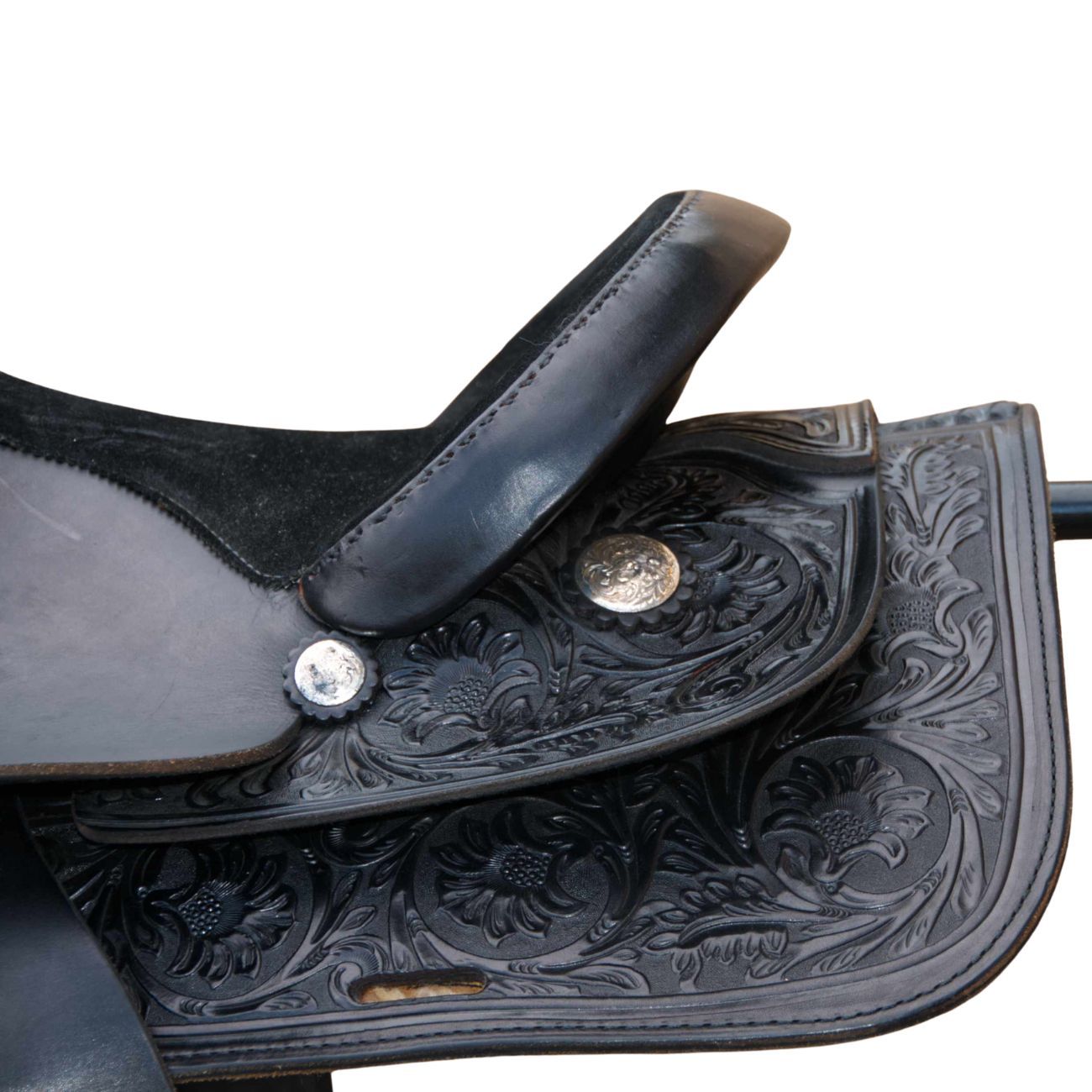 Nahaufnahme eines schwarzen Westernsattels mit floralen Mustern und silbernen Verzierungen.